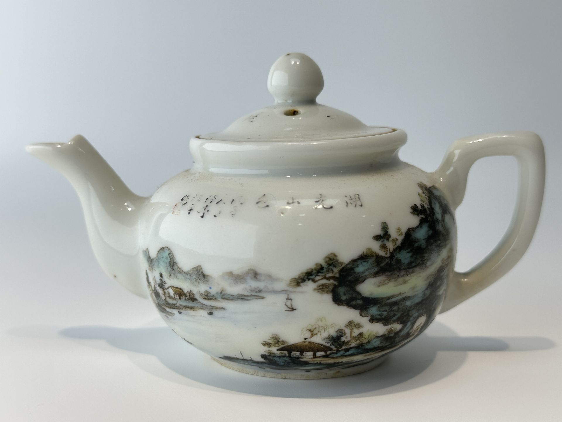 A set of three Chinese porcelain vases, 19TH/20TH Century Pr.  - Bild 2 aus 20