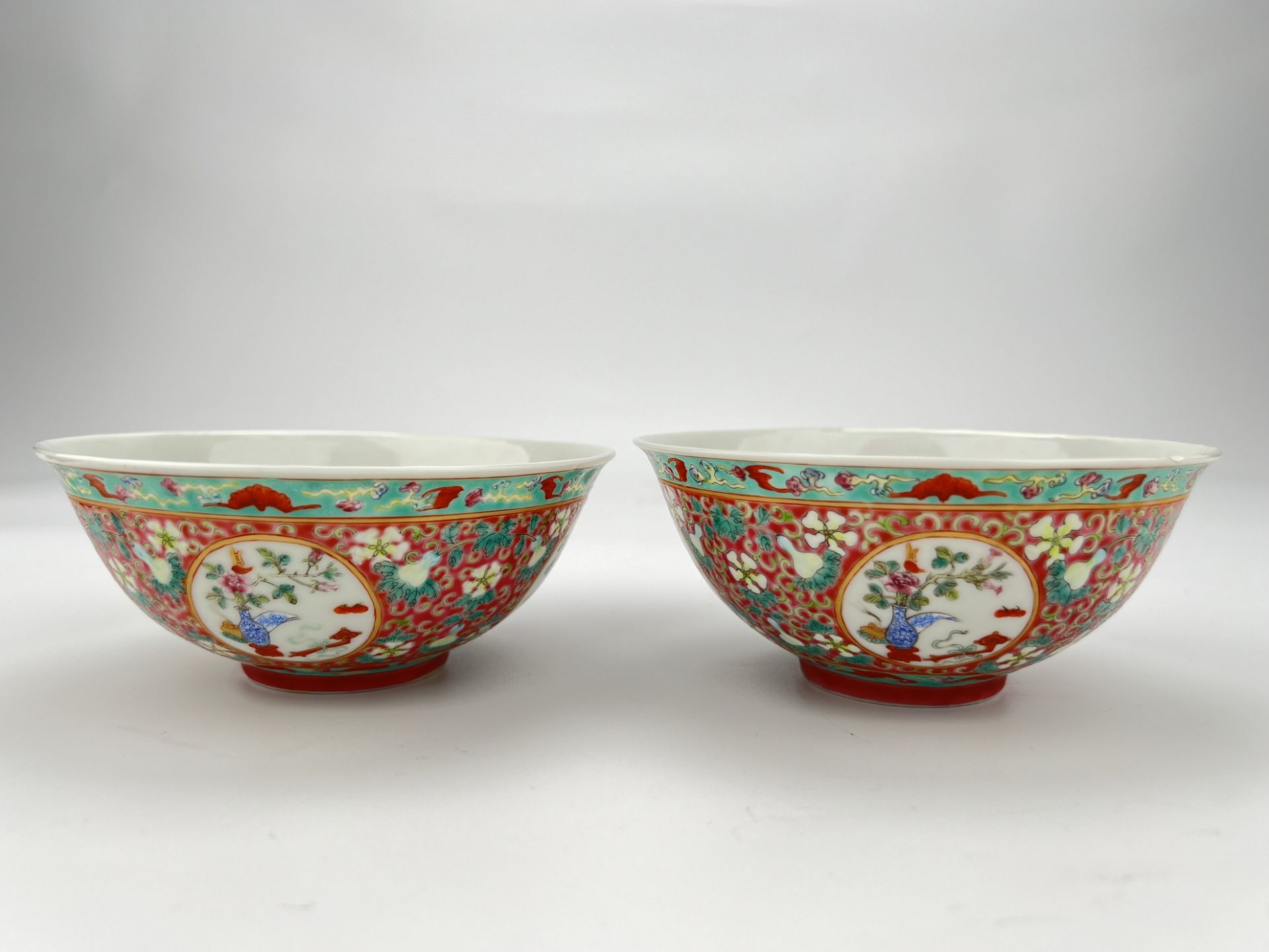 A pair of Chinese Famille Rose bowls, 19TH/20TH Century Pr. 