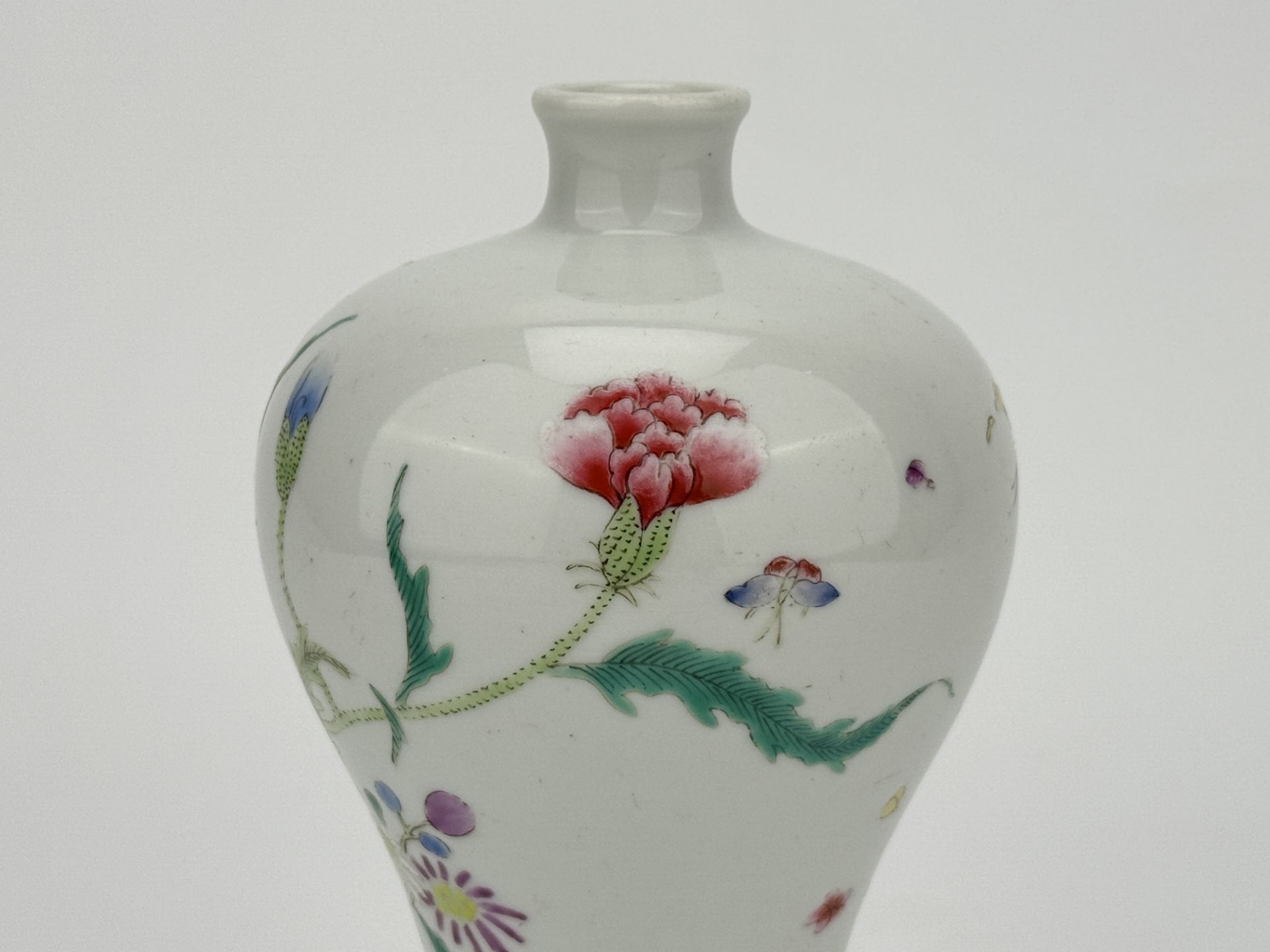 A Chinese Famille Rose vase, 17TH/18TH Century Pr.  - Bild 3 aus 5