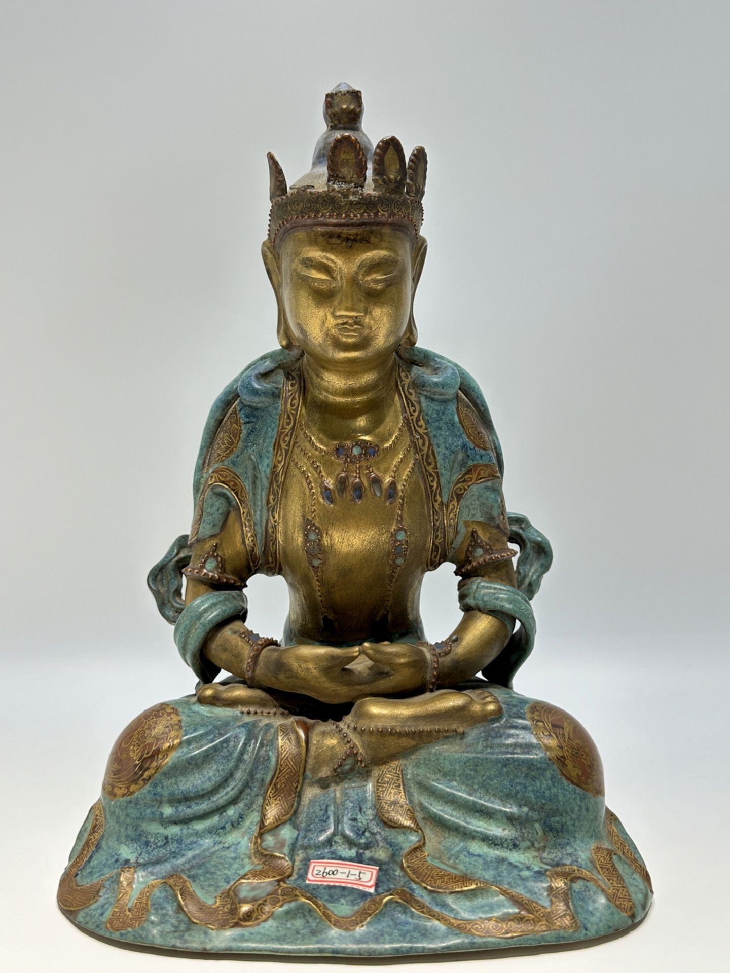 A Chinese porcelain figure, 17TH/18TH Century Pr. 