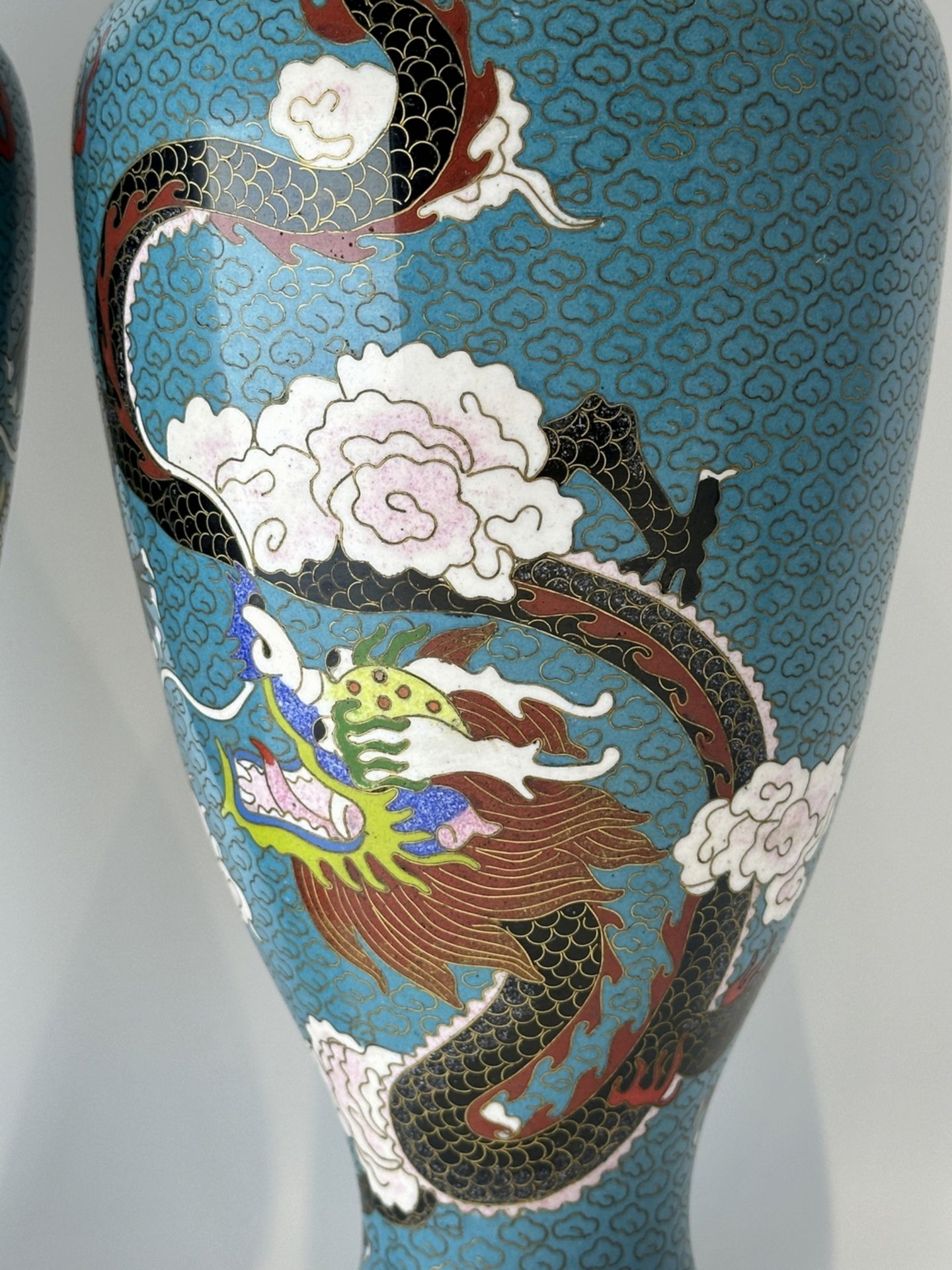 A PAIR CHINESE FINE CHINESE CLOISONNE VASEs with  IMPERIAL DRAGONS 19TH Century. - Bild 3 aus 11