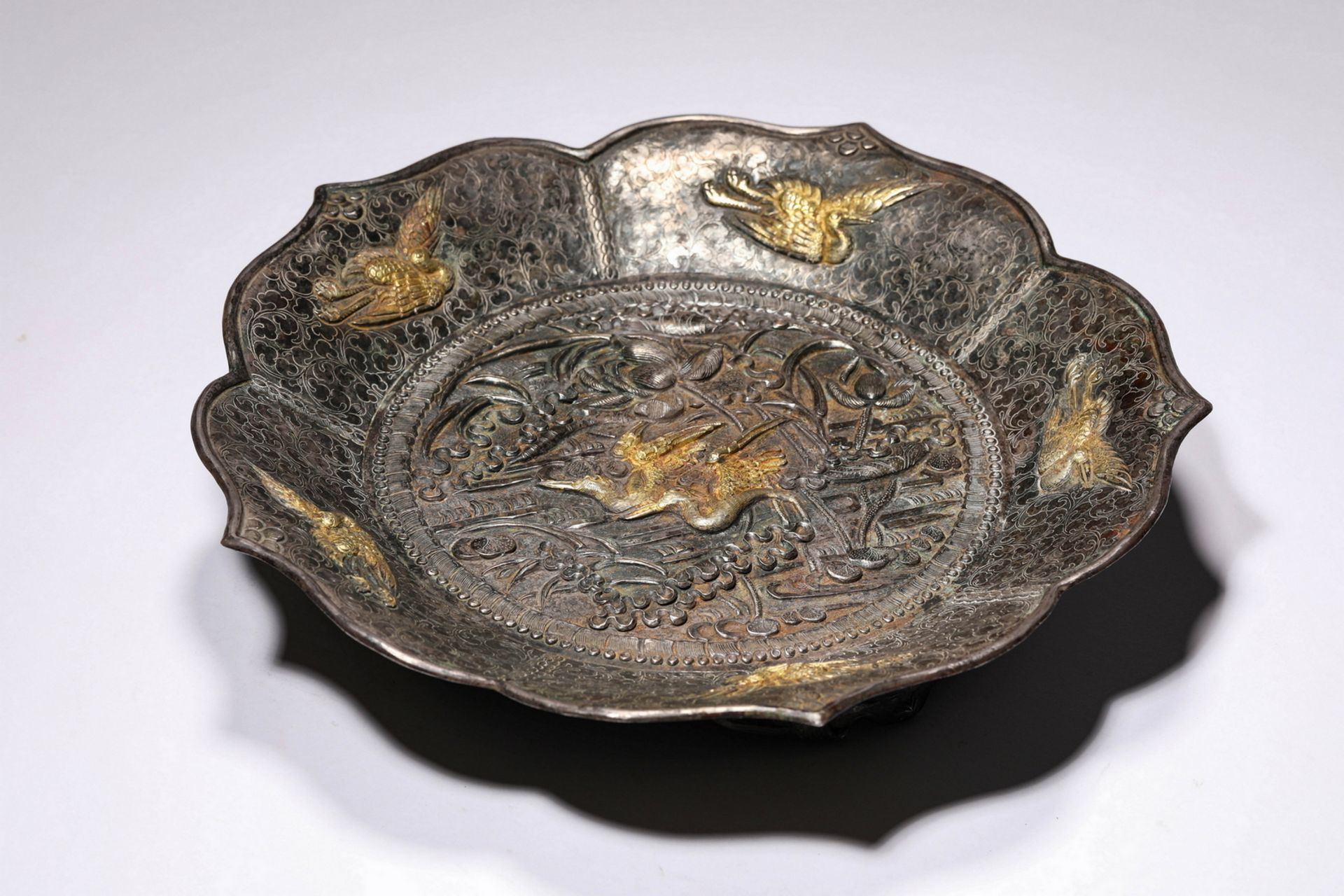 A Chinese silve gilt dish, 14TH/16TH Century Pr. - Bild 2 aus 7