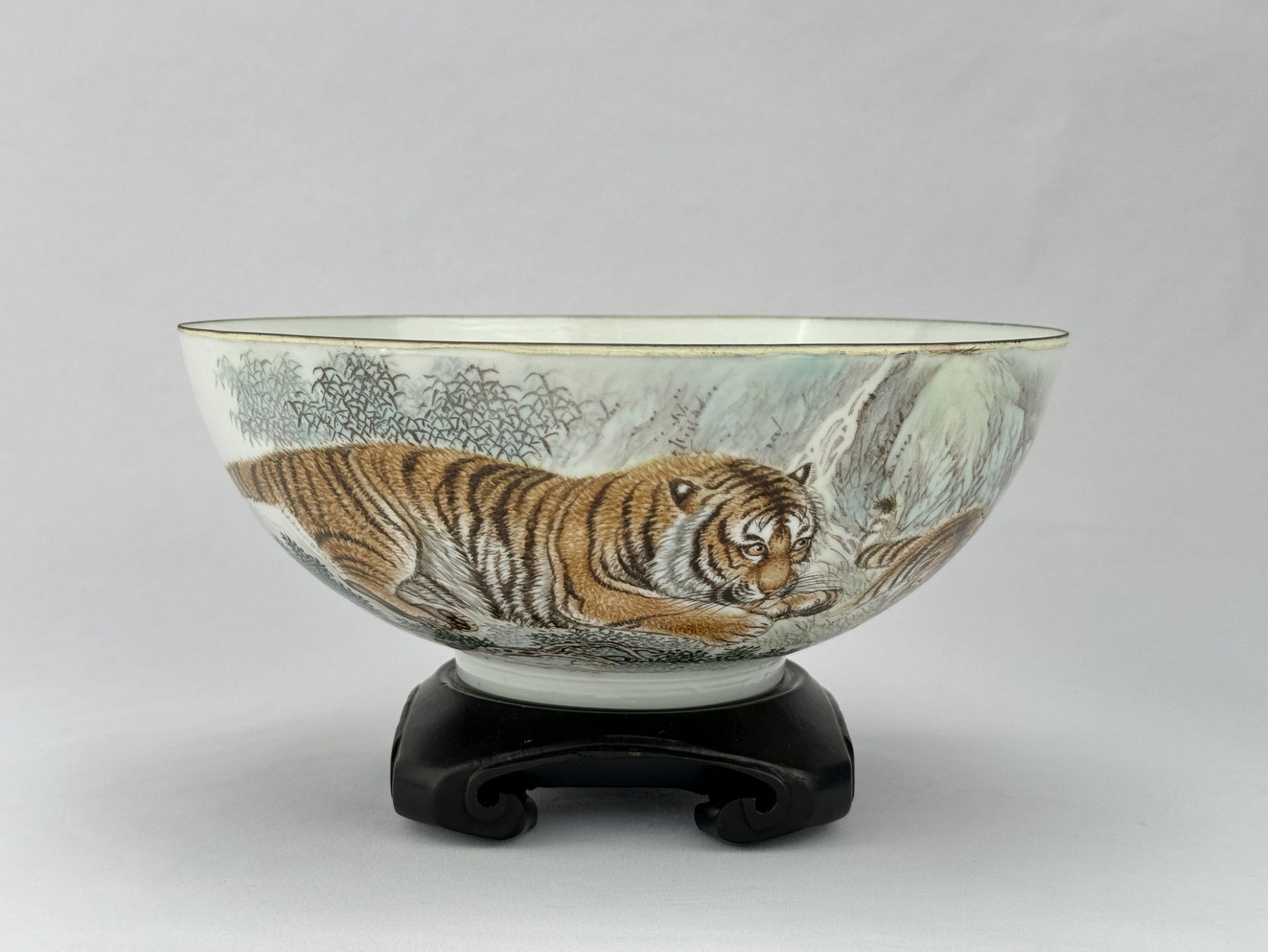 A Chinese Famille Rose bowl, 19TH/20TH Century Pr. 