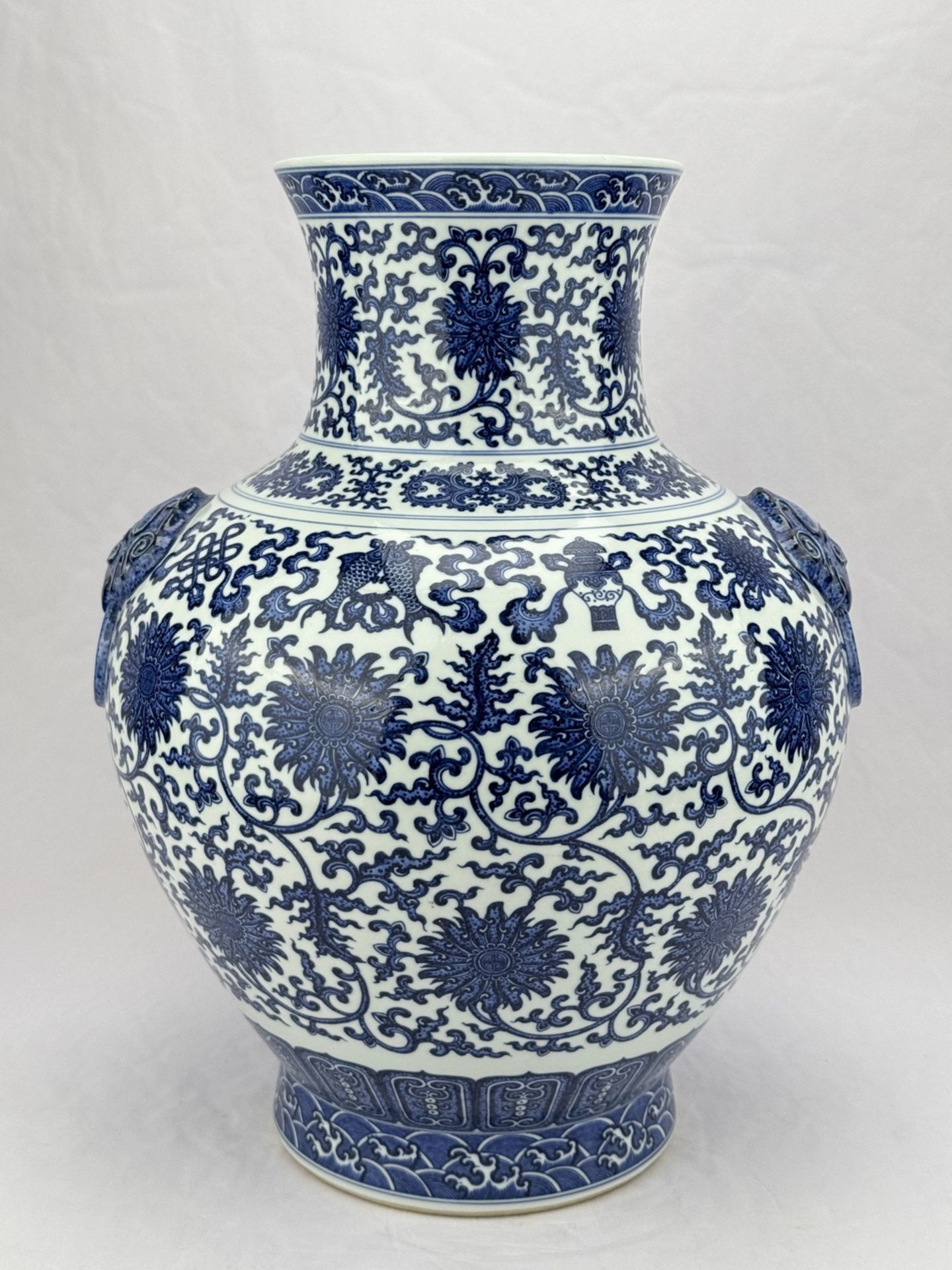 A large Chinese Blue&White vase, 17TH/18TH Century Pr. 