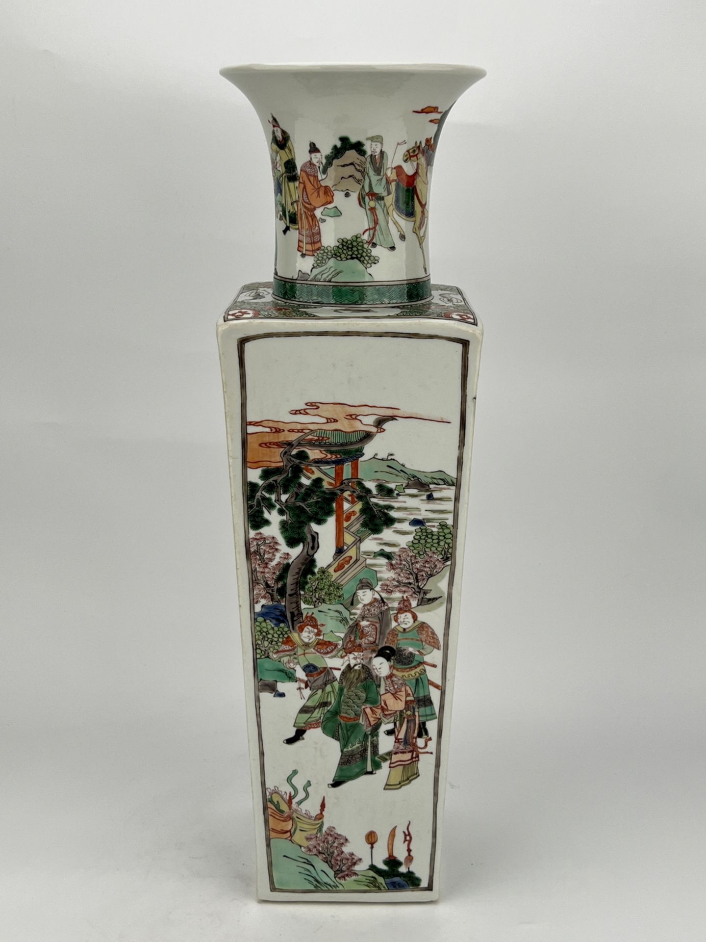A Chinese Famille Rose vase, 17TH/18TH Century Pr. - Bild 4 aus 16