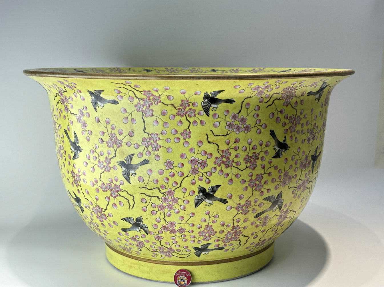 An extra ordinary large size of Chinese Famille Rose rose planter, 18TH/19TH Century Pr. 