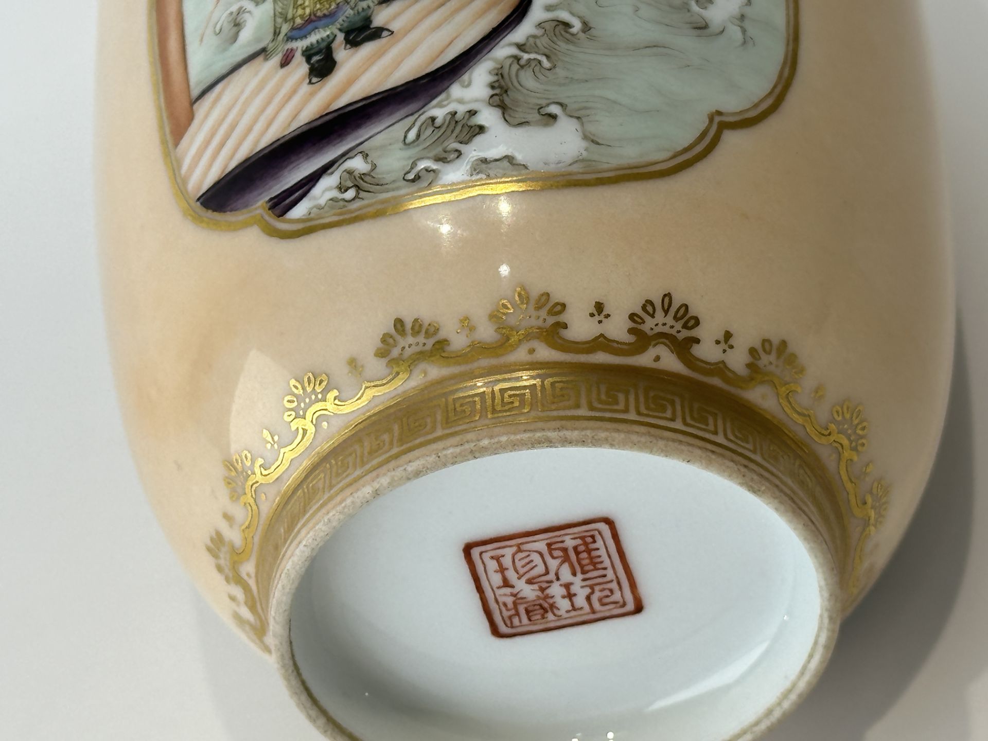 A Chinese Famille Rose vase, 19TH/20TH Century Pr.  - Bild 10 aus 12