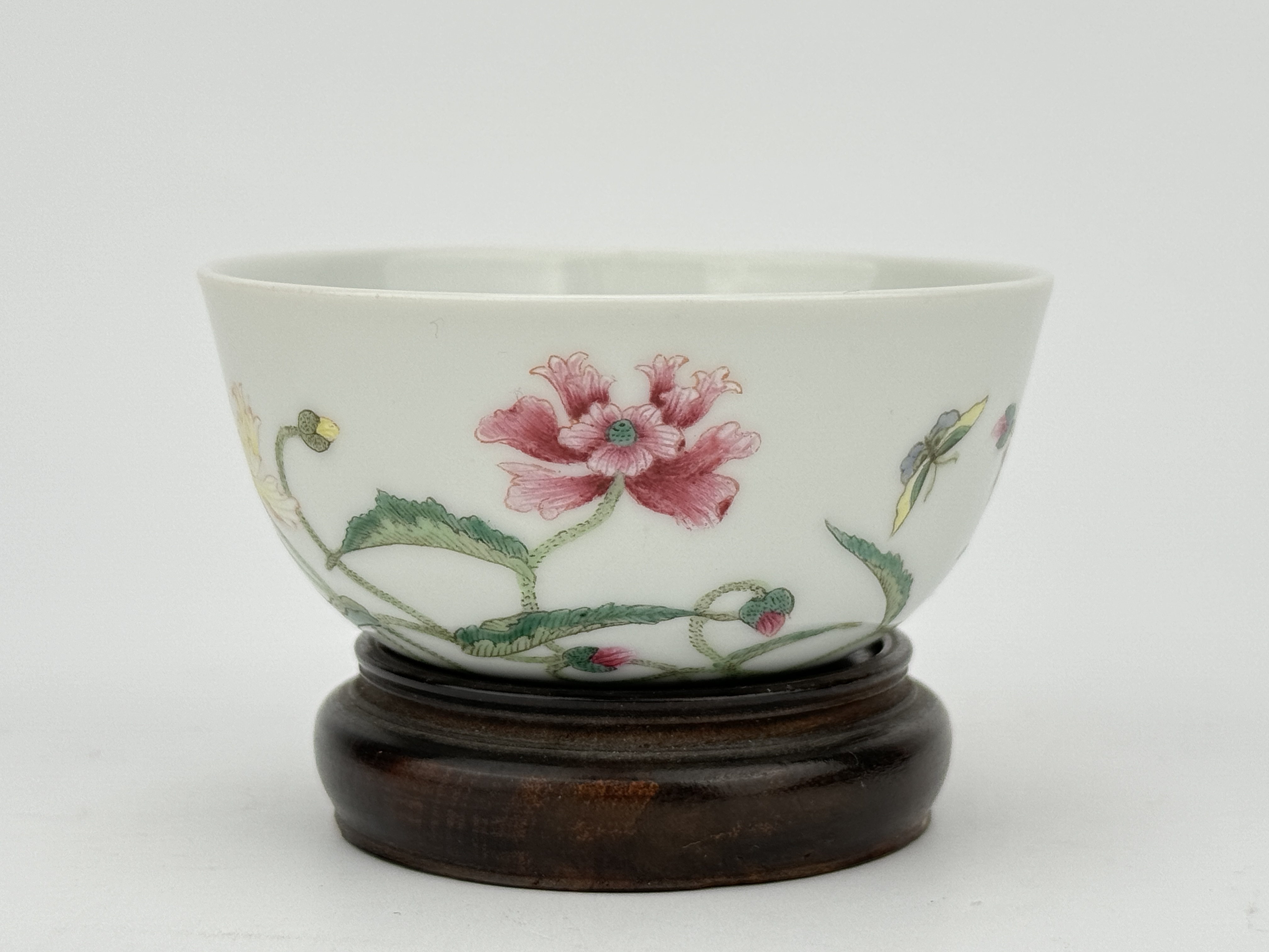 A Chinese Famille Rose cup, 17TH/18TH Century Pr. 