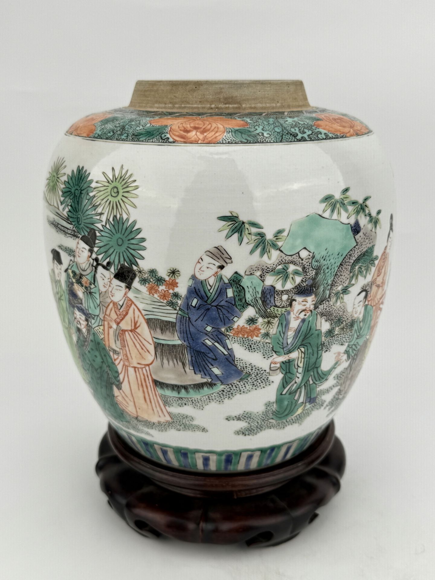 A Chinese Famille Rose jar, 17TH/18TH Century Pr. 