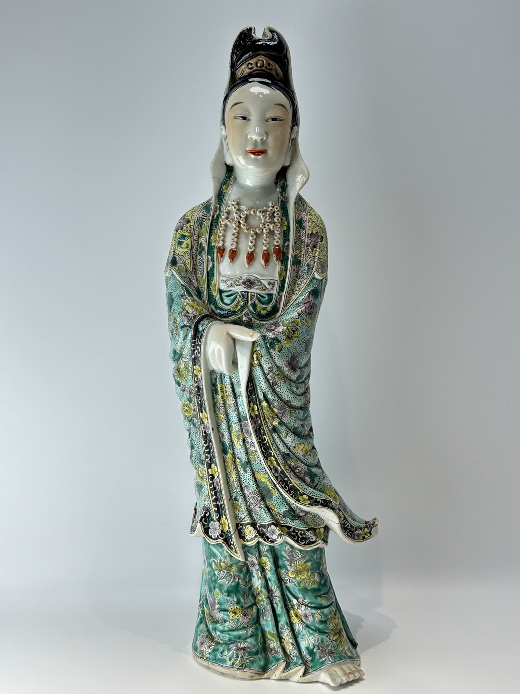 A Chinese porcelain figure, 17TH/18TH Century Pr. 