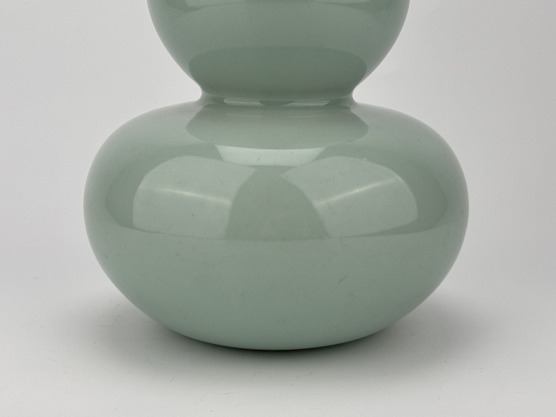 A Chinese pale blue vase, 17TH/18TH Century Pr.  - Bild 3 aus 4