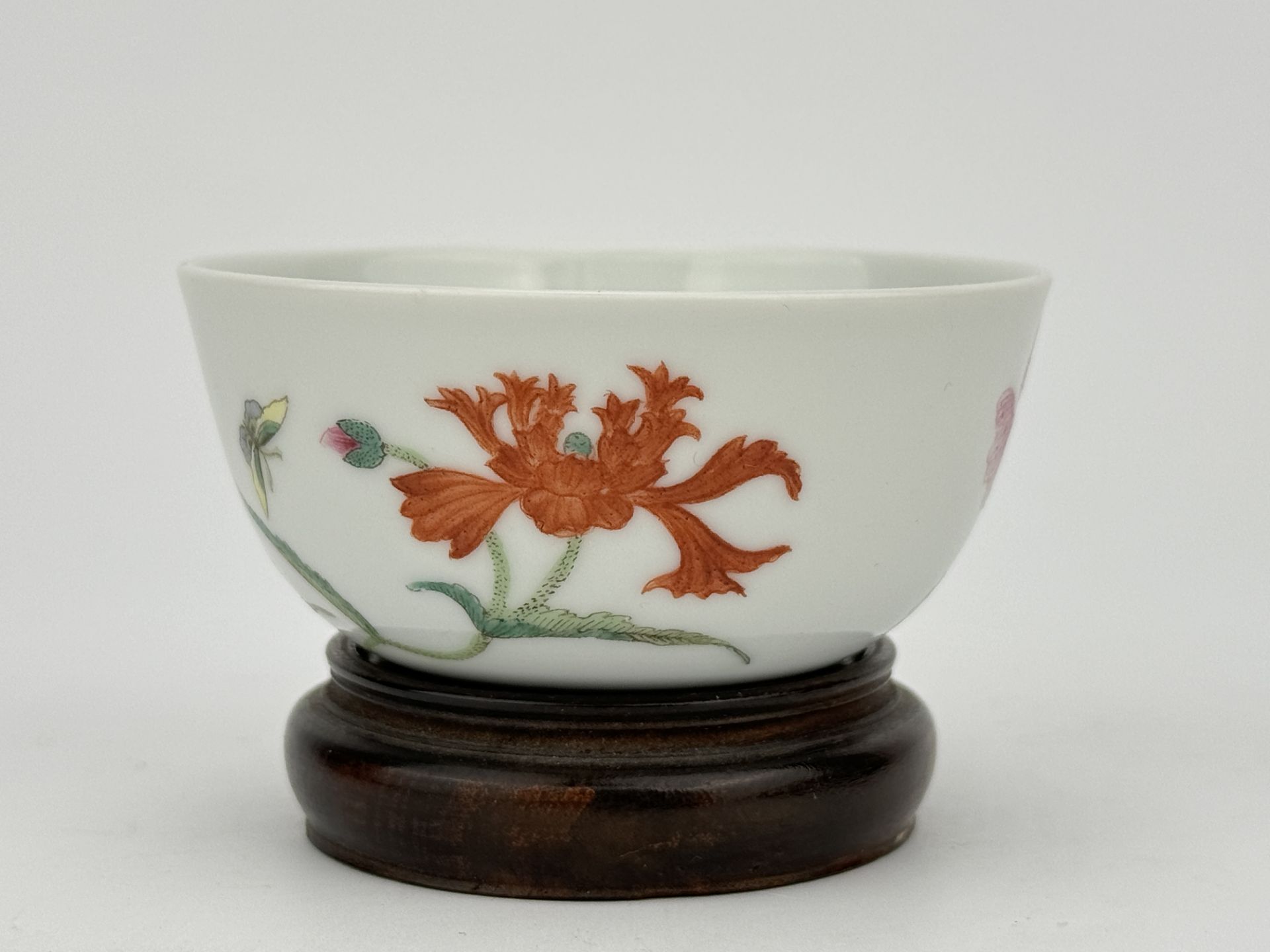 A Chinese Famille Rose cup, 17TH/18TH Century Pr.  - Bild 2 aus 3