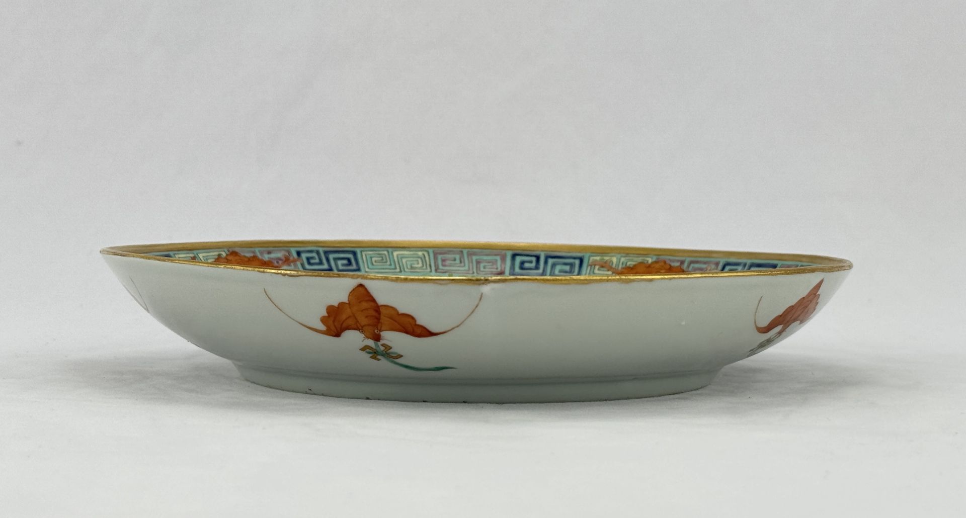 A Chinese Famille Rose dish, 17TH/18TH Century Pr.  - Bild 5 aus 6