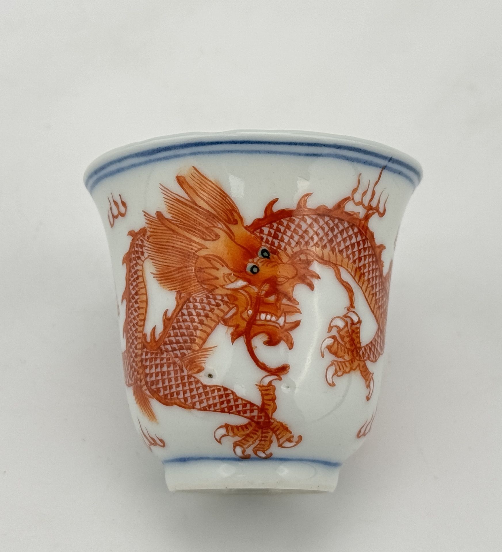 A pair of Chinese Famille Rose cups, 19TH/20TH Century Pr.  - Bild 3 aus 4