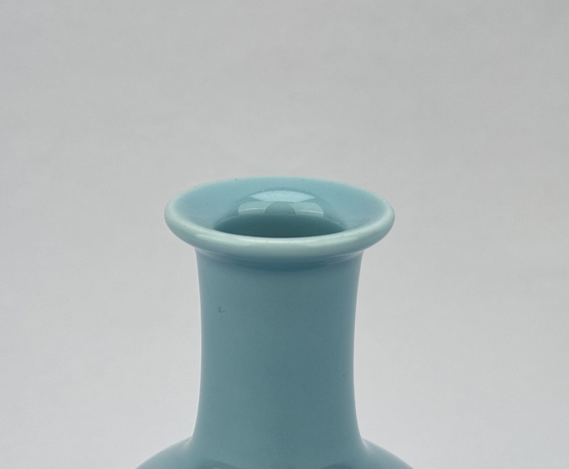 A Chinese light blue monochorome vase, 16TH/17TH Century Pr.  - Image 5 of 6