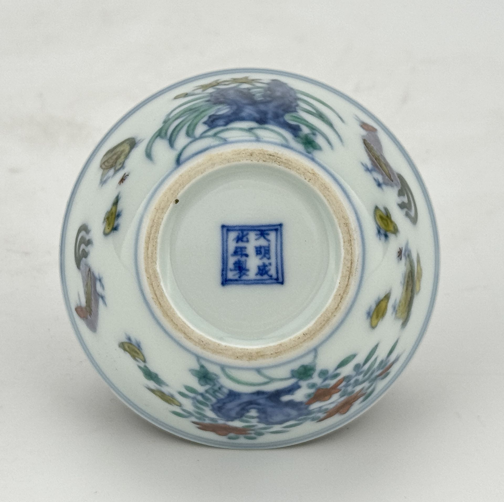 A Chinese DOUCAI cup, 17TH/18TH Century Pr.  - Bild 5 aus 5