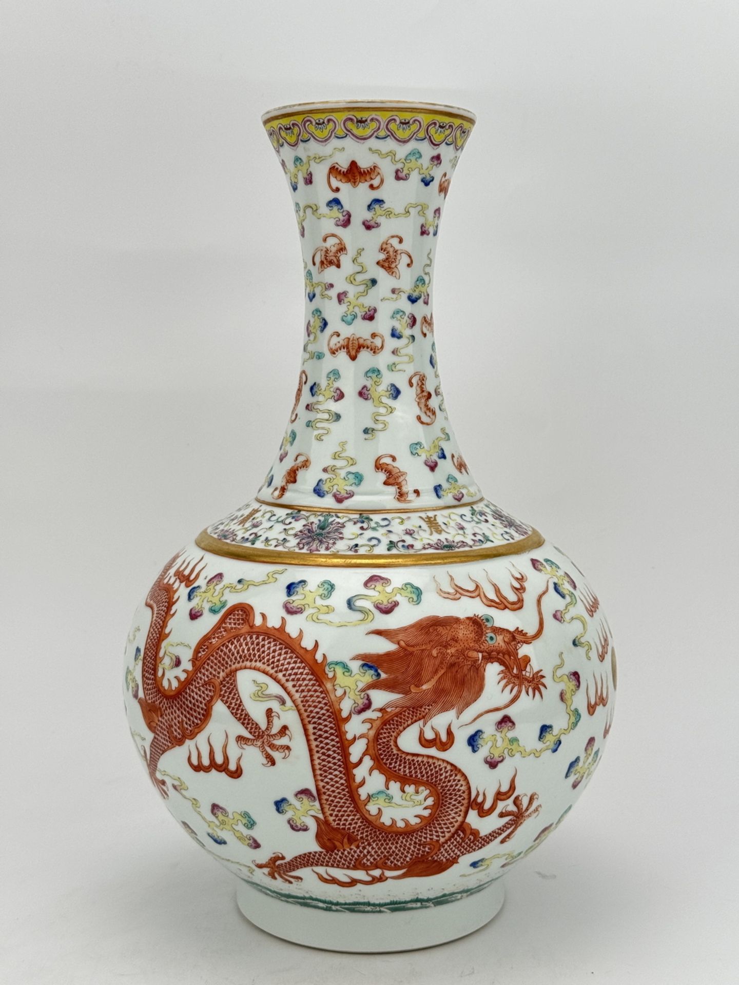 A Chinese Famille Rose vase, 19TH/20TH Century Pr.  - Bild 4 aus 9