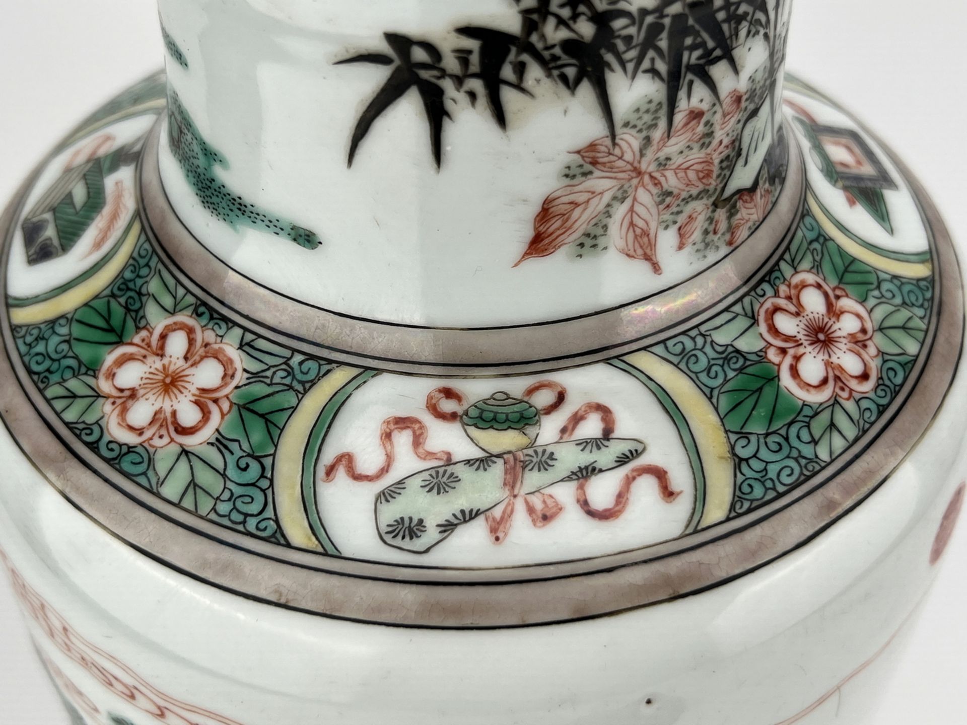 A Chinese Famille Rose vase, 17TH/18TH Century Pr.  - Bild 3 aus 16