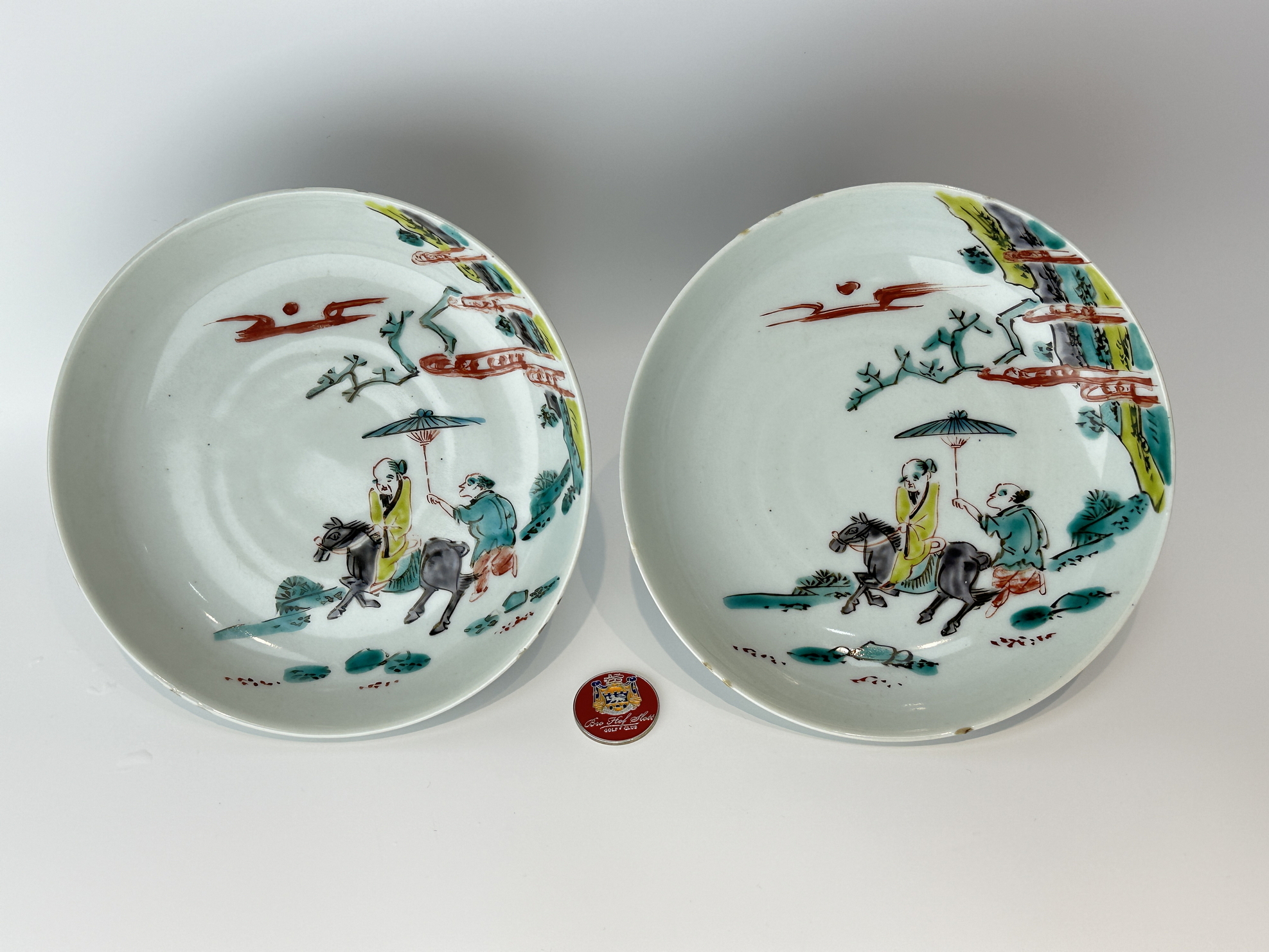 A pair of Chinese Famille Rose dishs, 16TH/17TH Century Pr. 