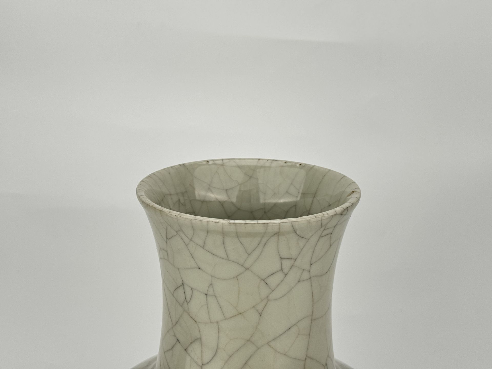 A Chinese Ge-type vase, 17TH/18TH Century Pr.  - Bild 3 aus 5