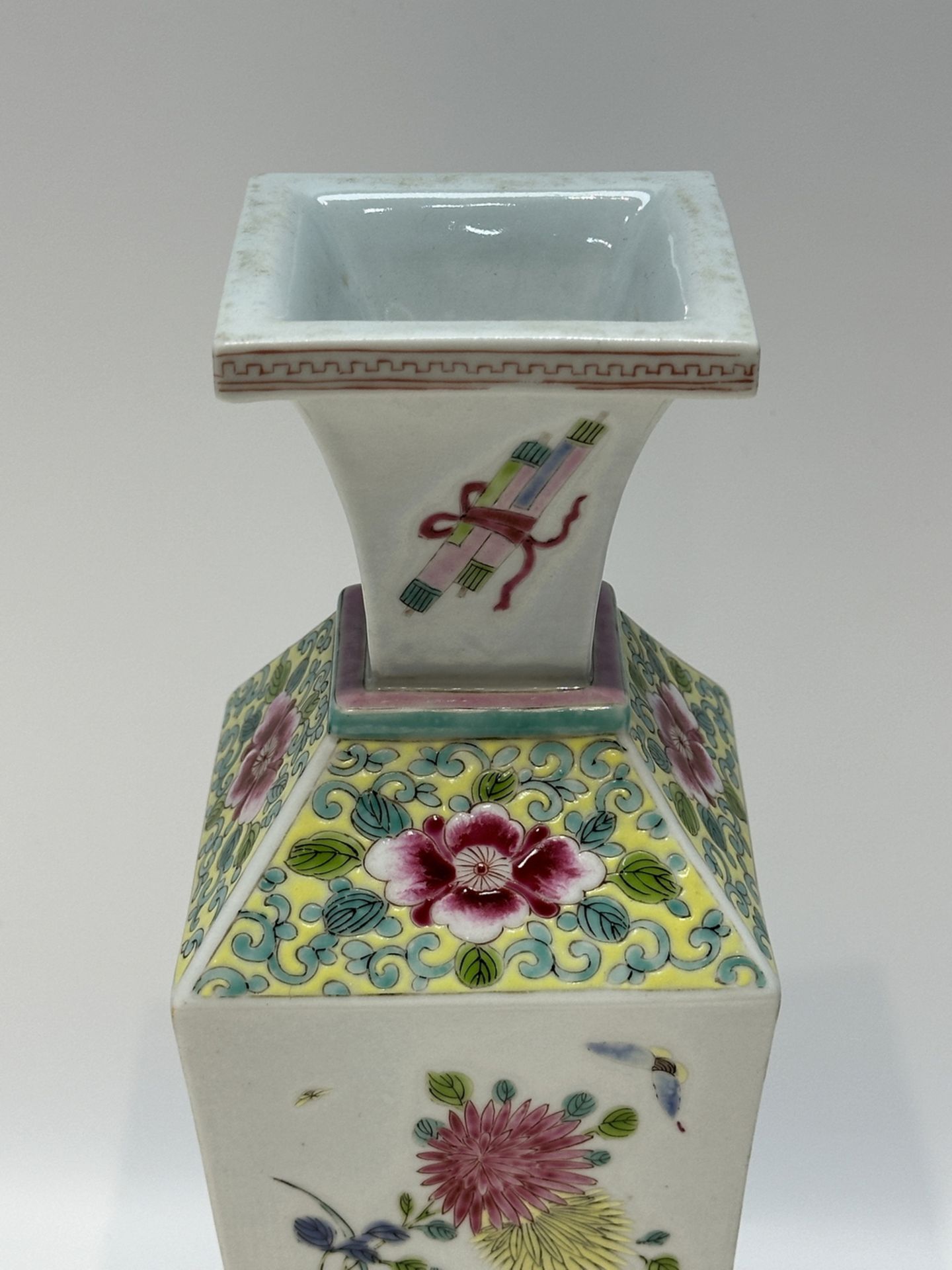 A Chinese Famille Rose vase, 17TH/18TH Century Pr. - Bild 3 aus 8