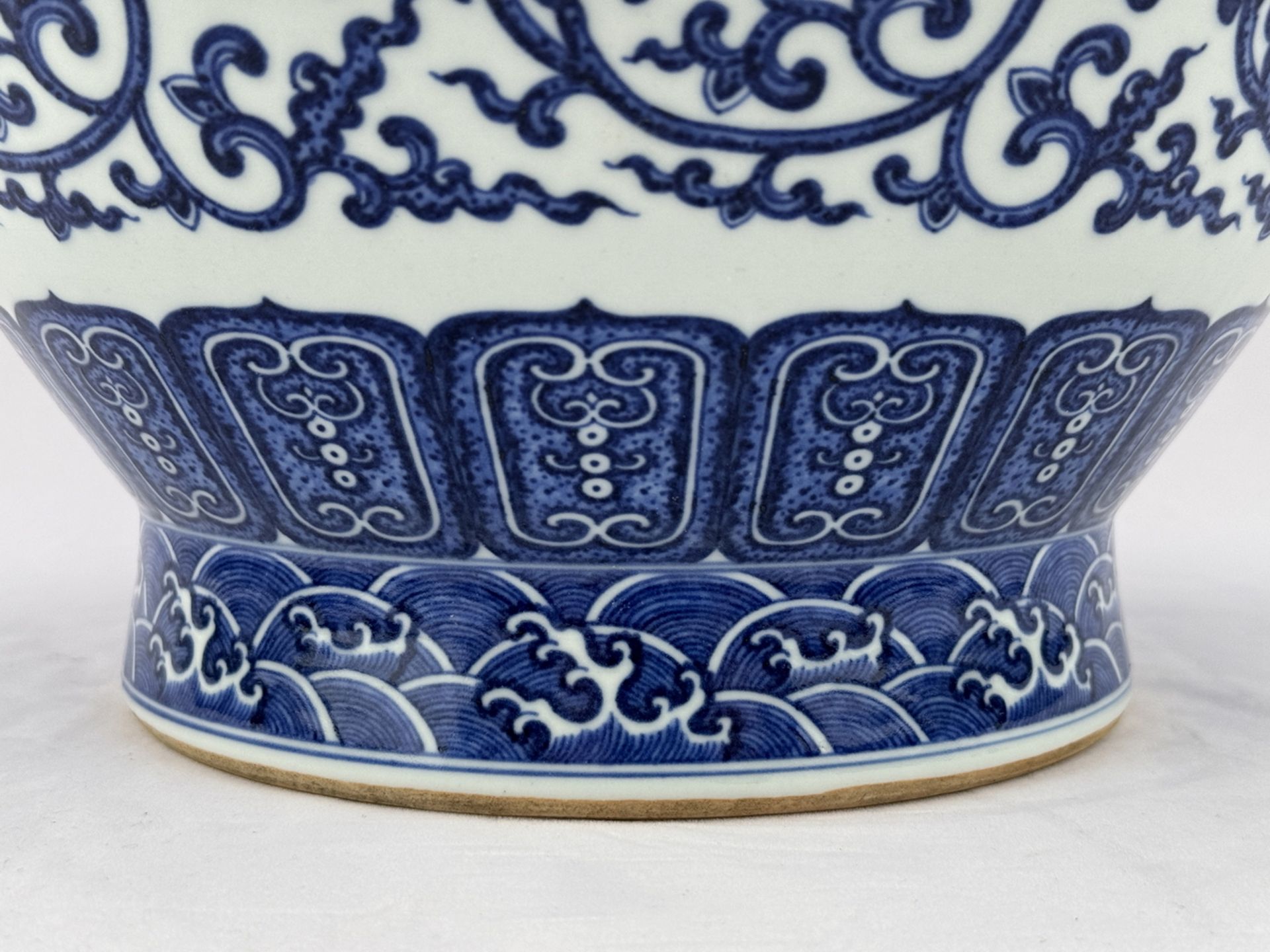 A large Chinese Blue&White vase, 17TH/18TH Century Pr.  - Bild 7 aus 11