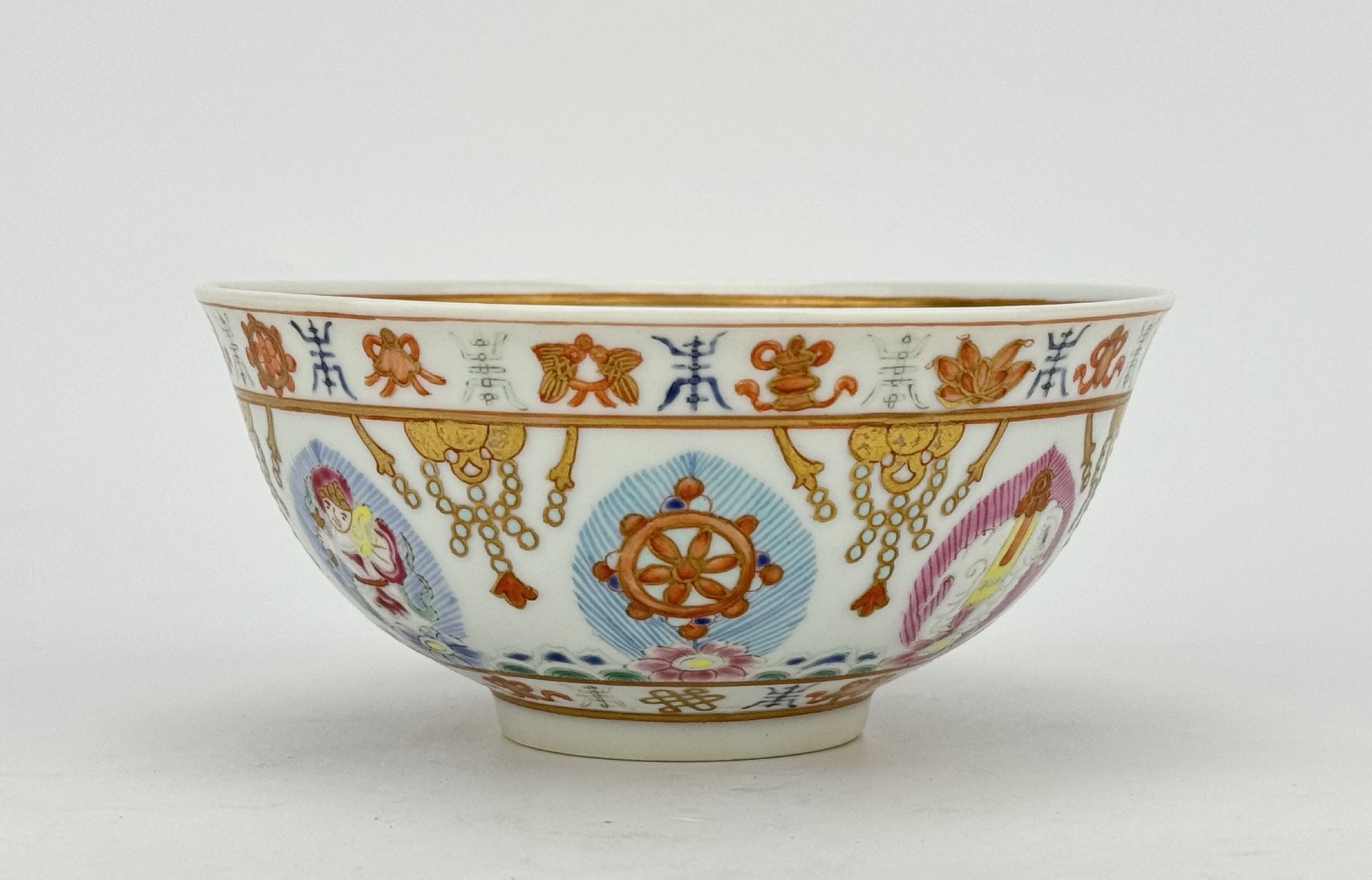 A Chinese Famille Rose bowl, 18TH/19TH Century Pr. 