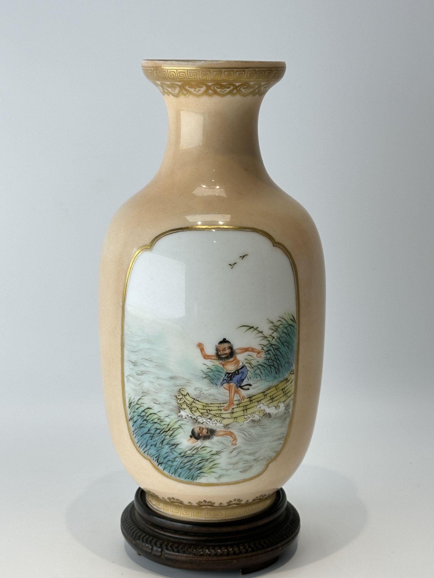 A Chinese Famille Rose vase, 19TH/20TH Century Pr.  - Bild 6 aus 12