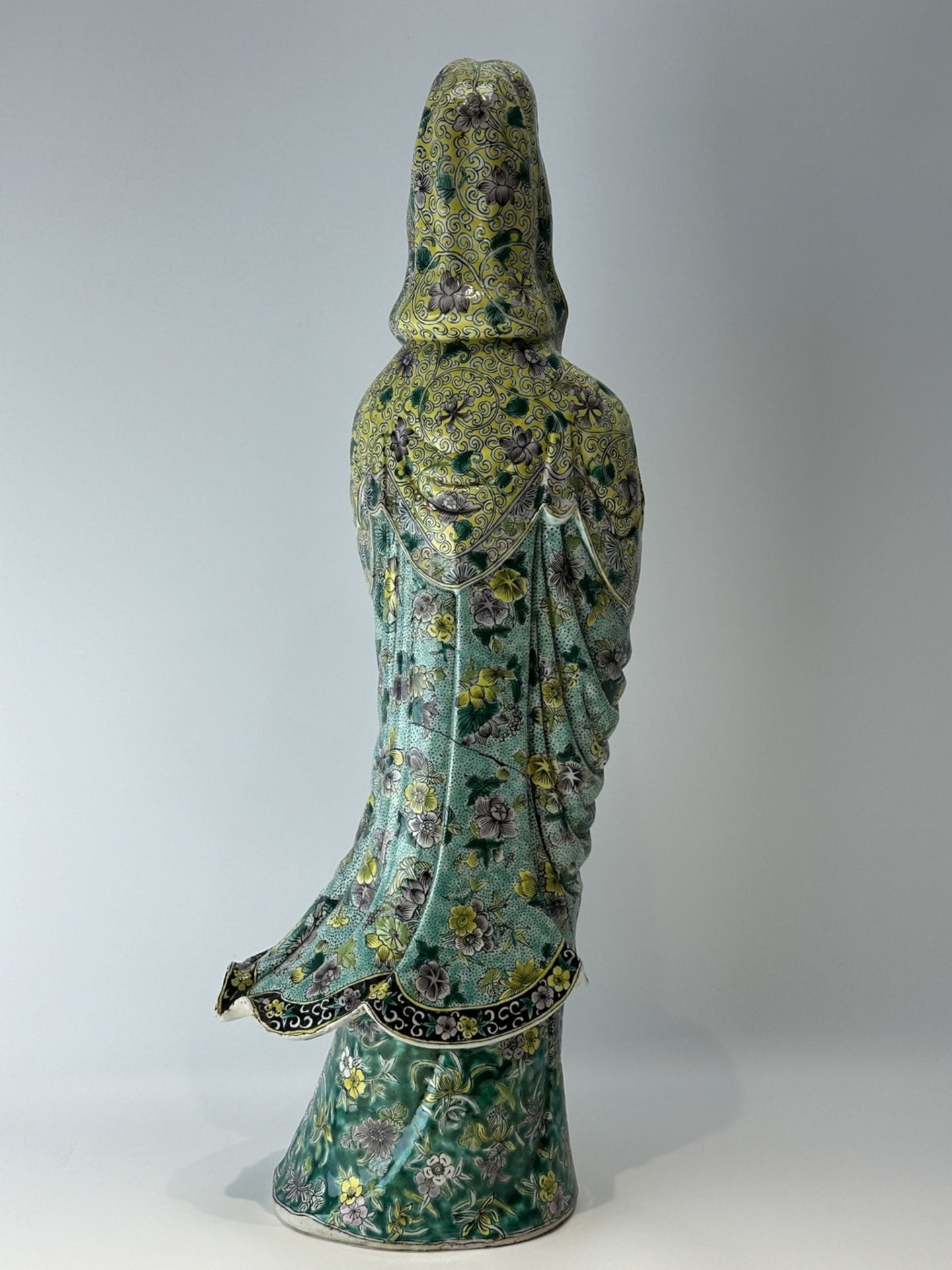 A Chinese porcelain figure, 17TH/18TH Century Pr.  - Bild 8 aus 14