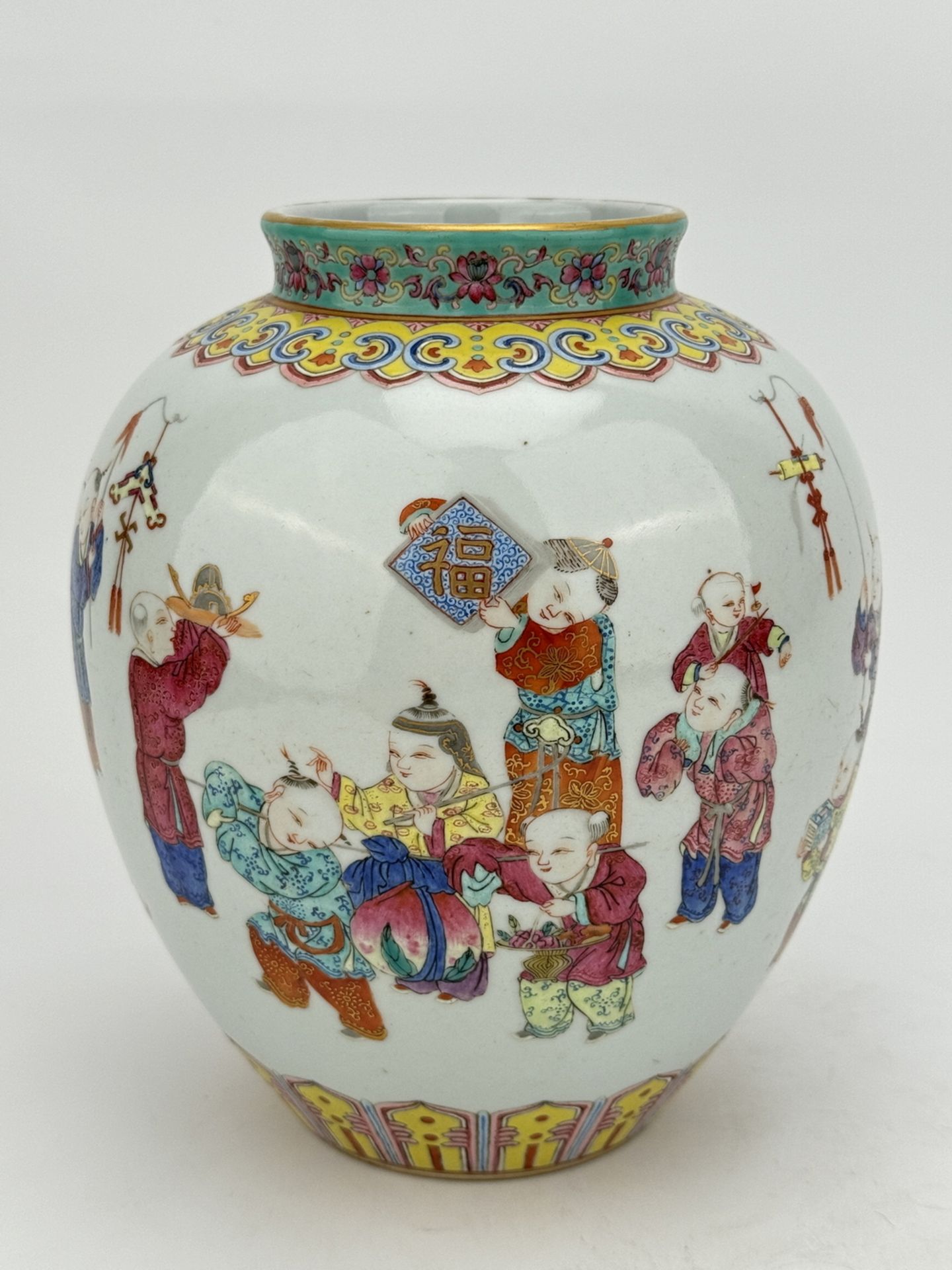 A Chinese Famille Rose jar, 17TH/18TH Century Pr. 