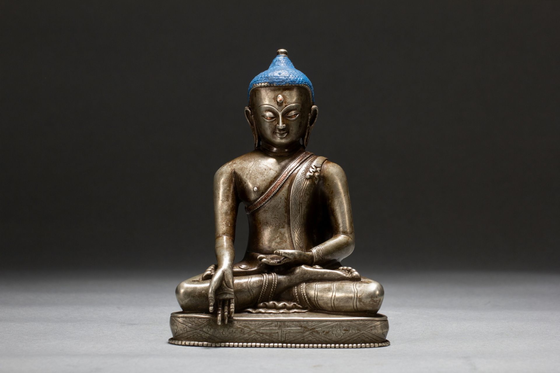 A Chinese silver buddaha figure, 17TH/18TH Century Pr. 