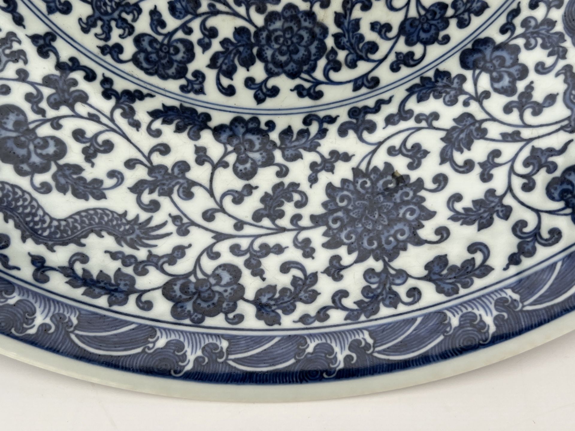 A large Chinese Blue&White dish, 17TH/18TH Century Pr.  - Bild 11 aus 15