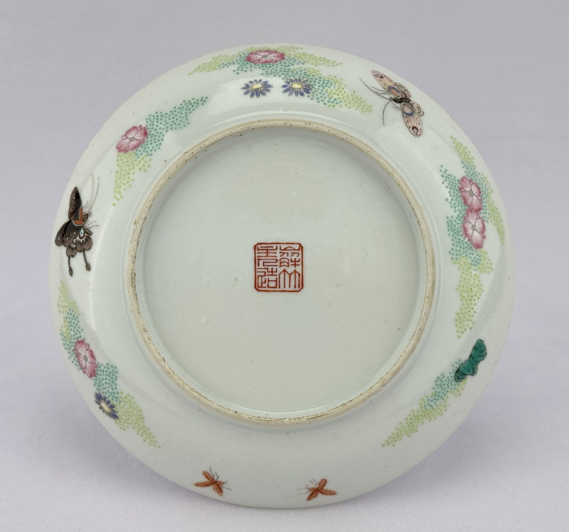 A pair of Chinese Famille Rose dishs,19TH/20TH Century Pr.  - Bild 9 aus 10