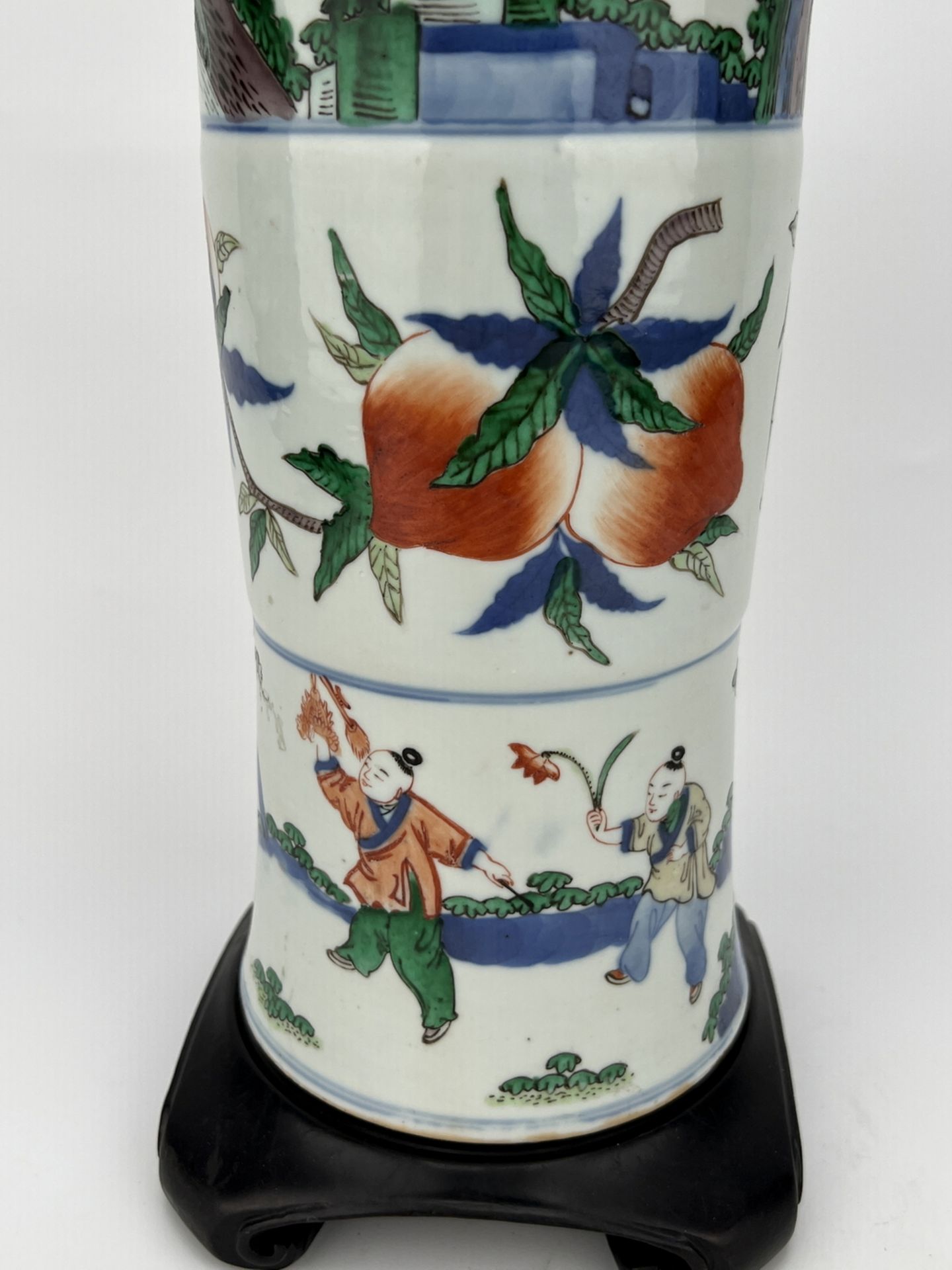 A Chinese Gu-type Famille Rose vase, 17TH/18TH Century Pr.  - Bild 6 aus 11