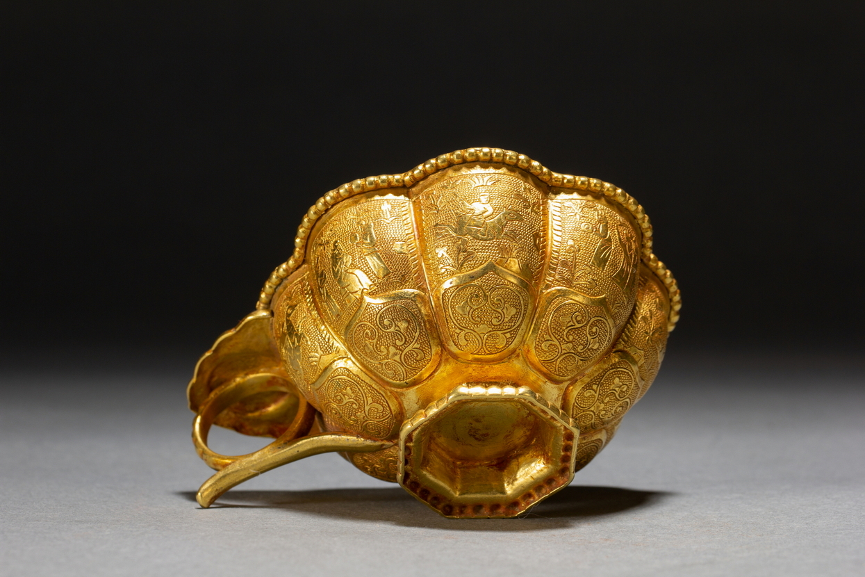 A Chinese gilt cup, 18TH/19TH Century Pr. - Image 9 of 9