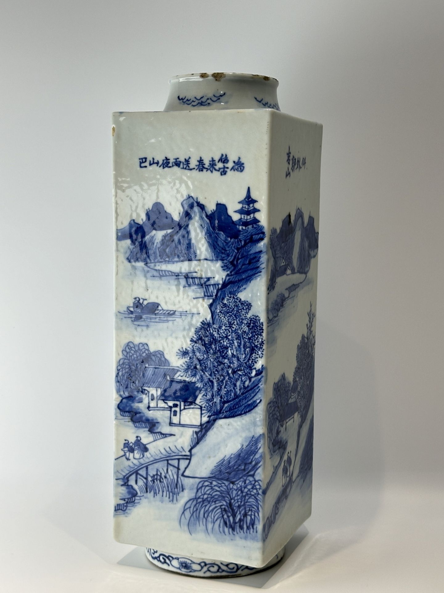 A Chinese rectangle vase, 19TH/20TH Century Pr.
