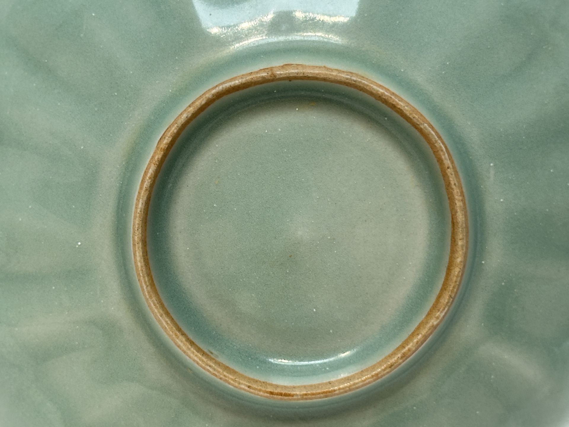 A Chinese celadon bowl, 17/18 Century Pr. - Bild 4 aus 7