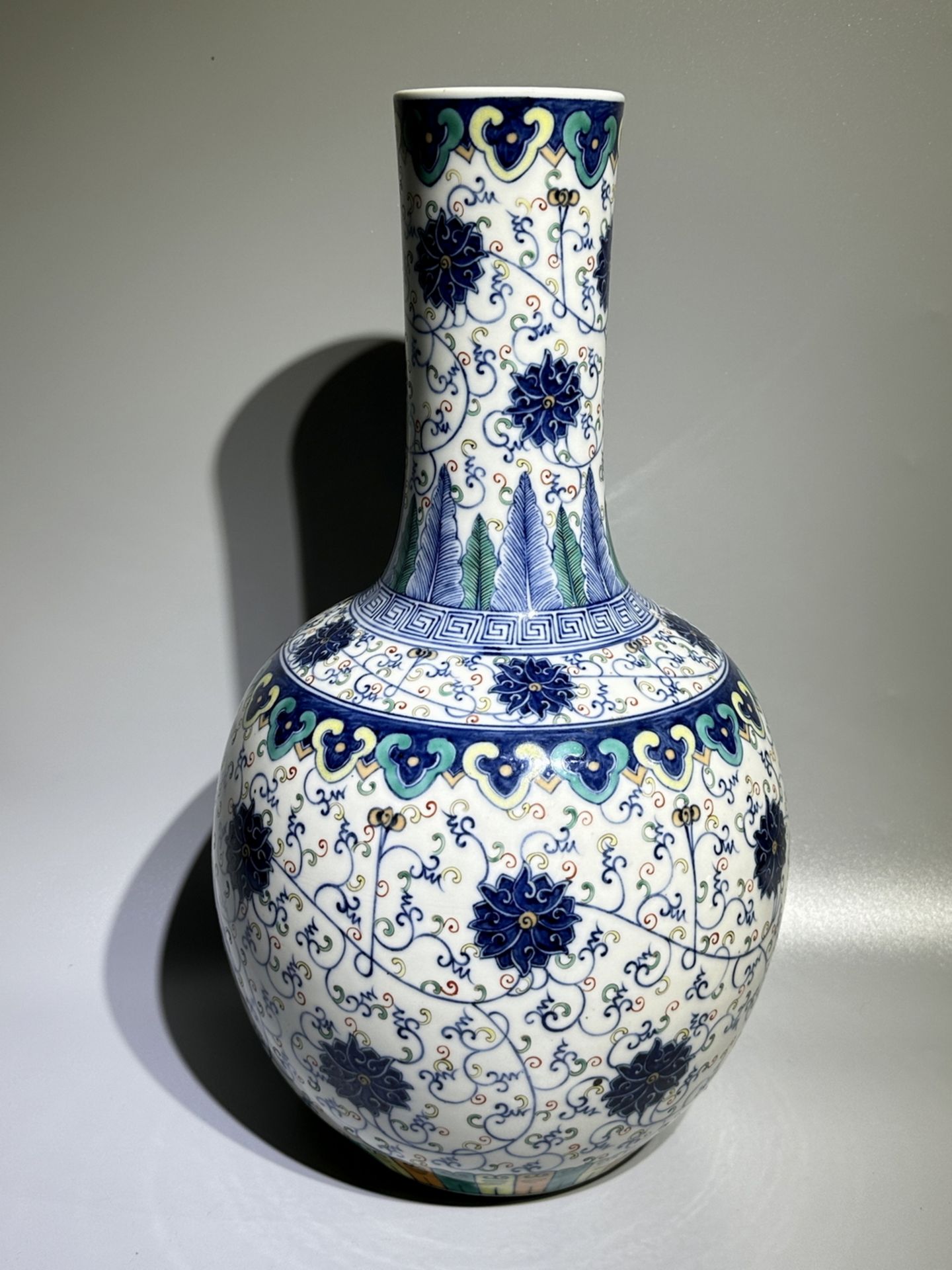 A Chinese DOUCAI ball vase, 19TH/20TH Century Pr. - Bild 6 aus 16