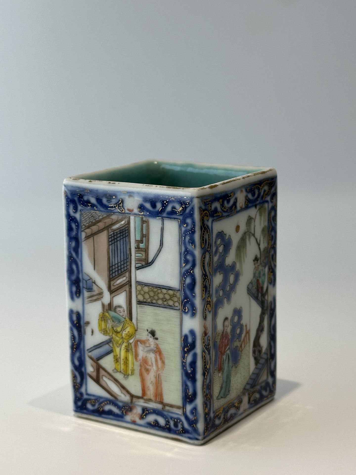 A Chinese rectangle Famille Rose brush pot, 17TH/18TH Century Pr.  - Bild 3 aus 11