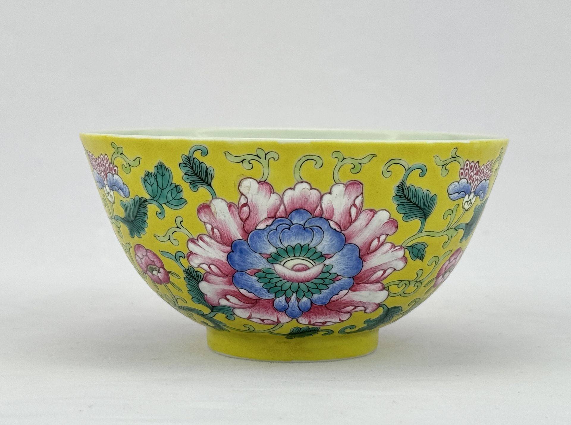 A Chinese Famille Rose bowl, 18TH/19TH Century Pr. 