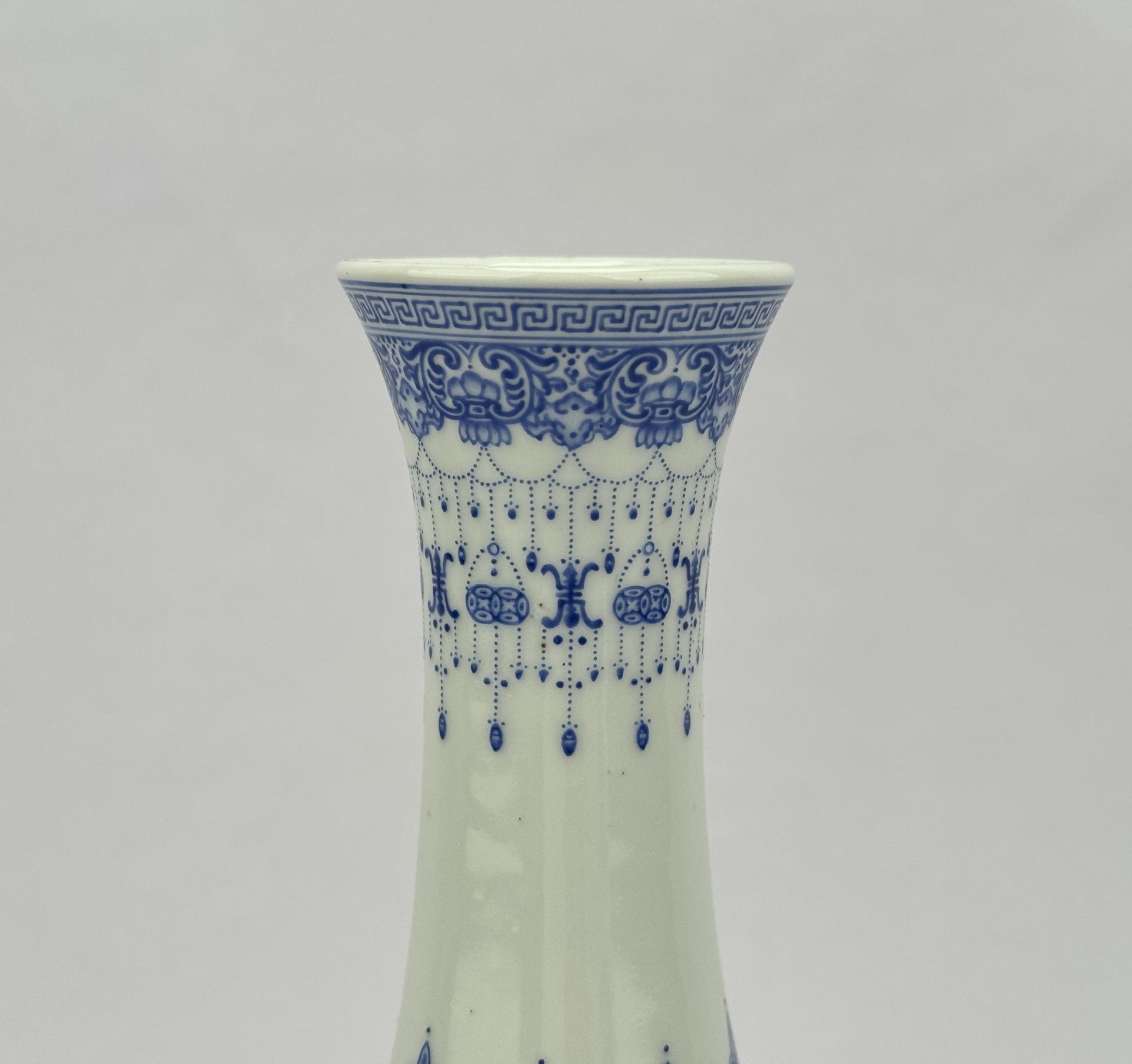 A Chinese Famille Rose vase, 19TH/20TH Century Pr.  - Bild 3 aus 6