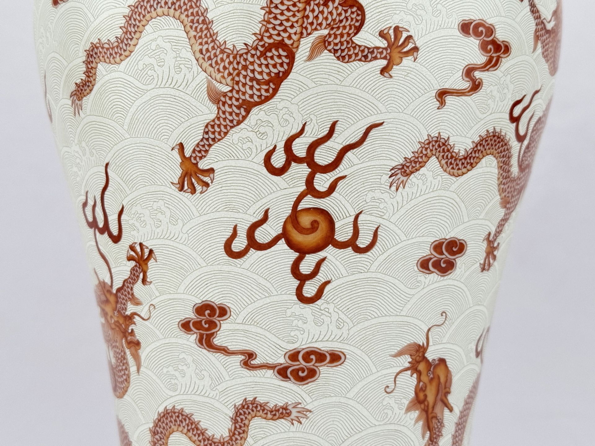 A Chinese empire style vase, 17TH/18TH Century Pr.  - Bild 8 aus 12