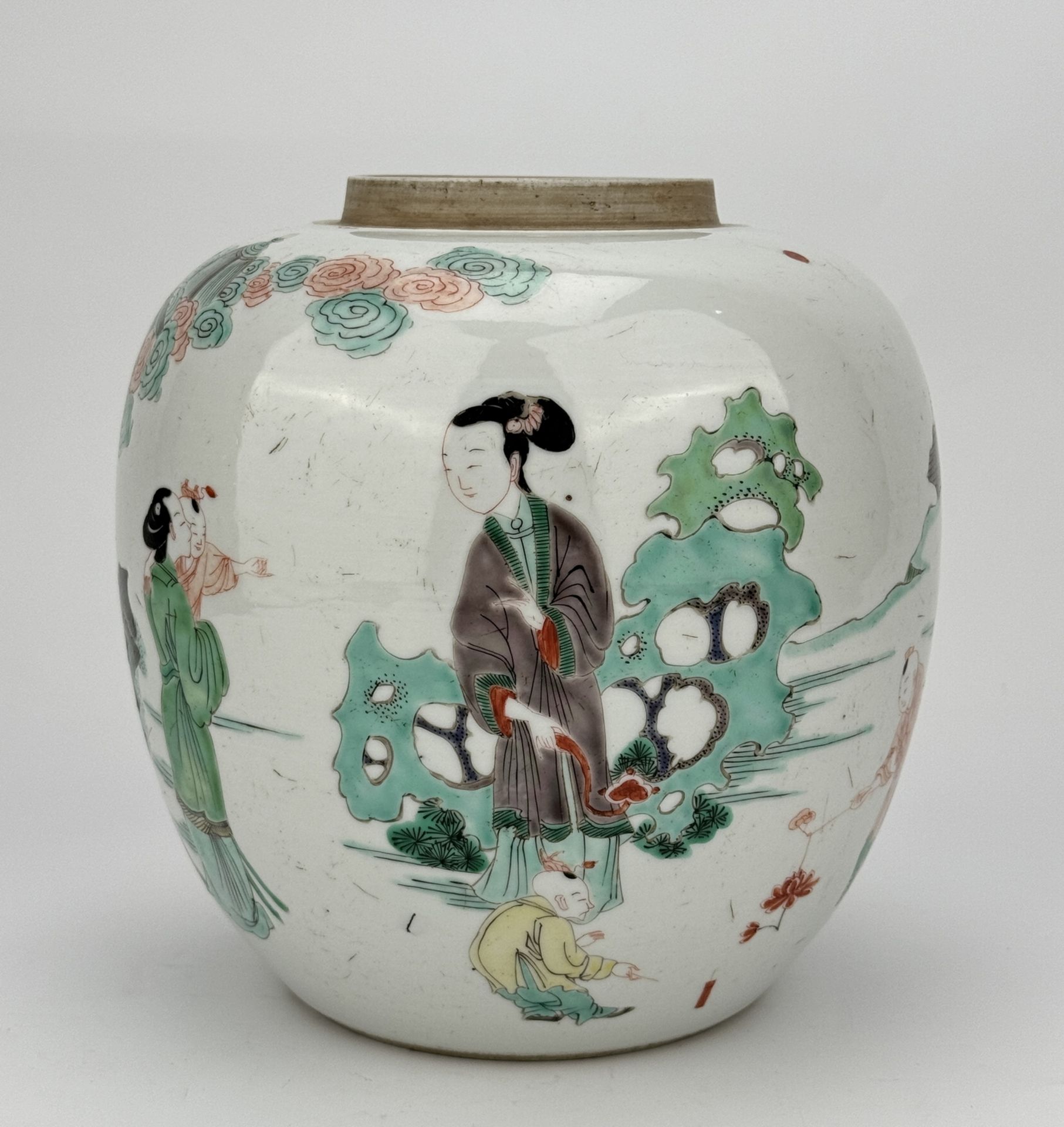 A Chinese Famille Rose jar, 16TH/17TH Century Pr. 