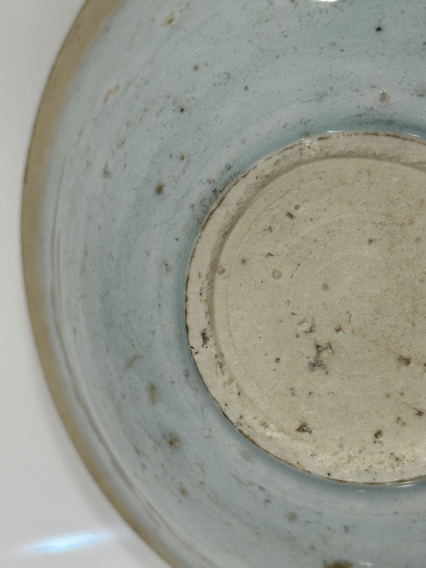 A Chinese pale celadon bowl, 16/17 Century Pr. - Bild 9 aus 11