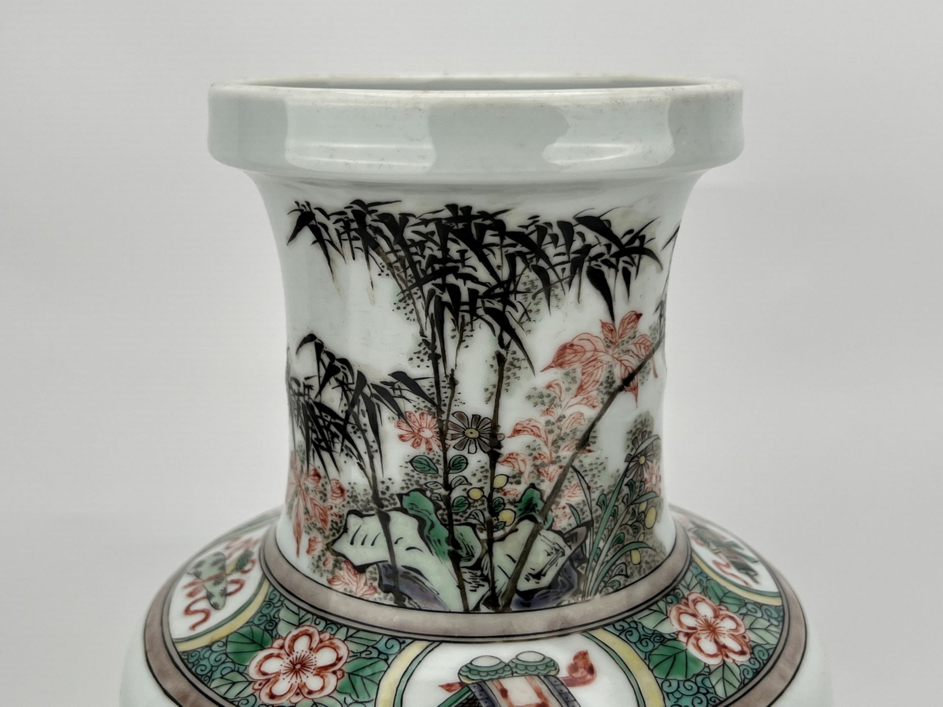 A Chinese Famille Rose vase, 17TH/18TH Century Pr.  - Bild 6 aus 16