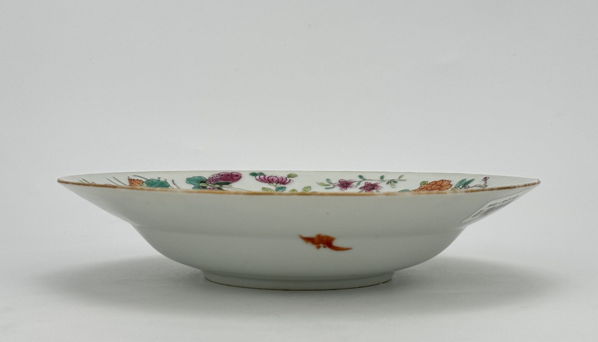 A Chinese Famille Rose dish, 17TH/18TH Century Pr. - Bild 4 aus 6