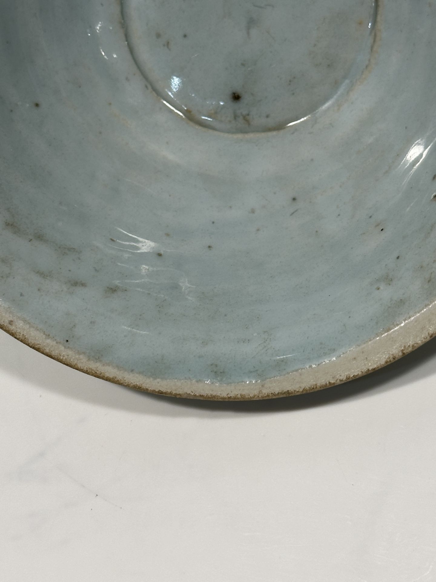 A Chinese pale celadon bowl, 16/17 Century Pr. - Bild 6 aus 11