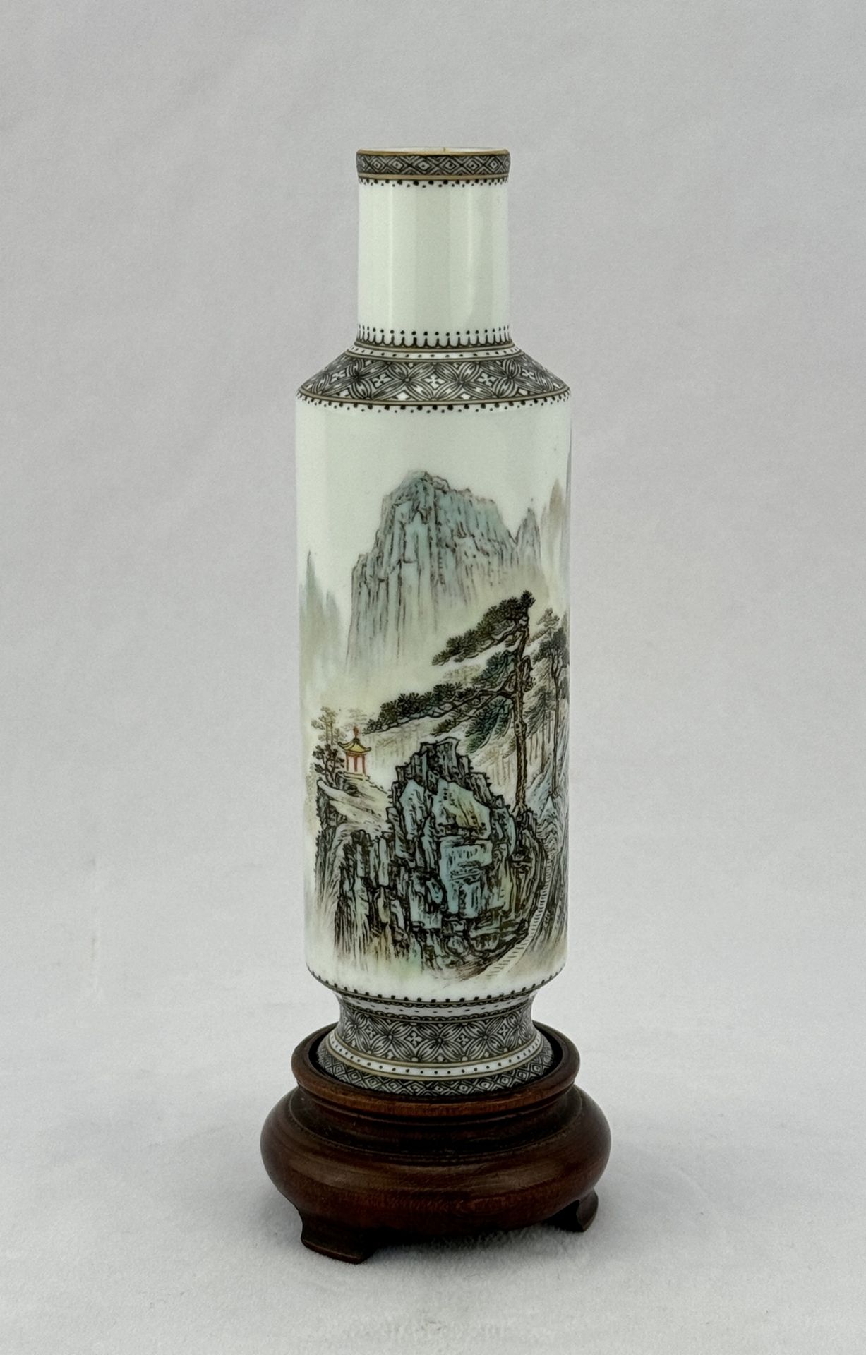 A Chinese porcelain vase, 19TH/20TH Century Pr. 