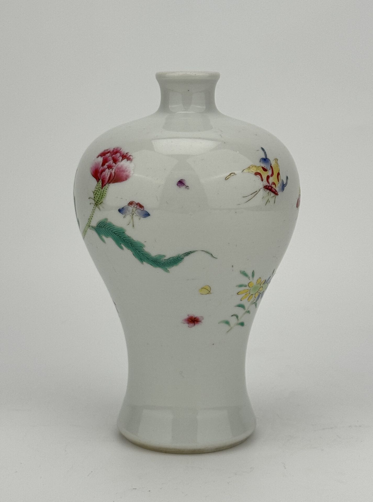 A Chinese Famille Rose vase, 17TH/18TH Century Pr.  - Bild 2 aus 5