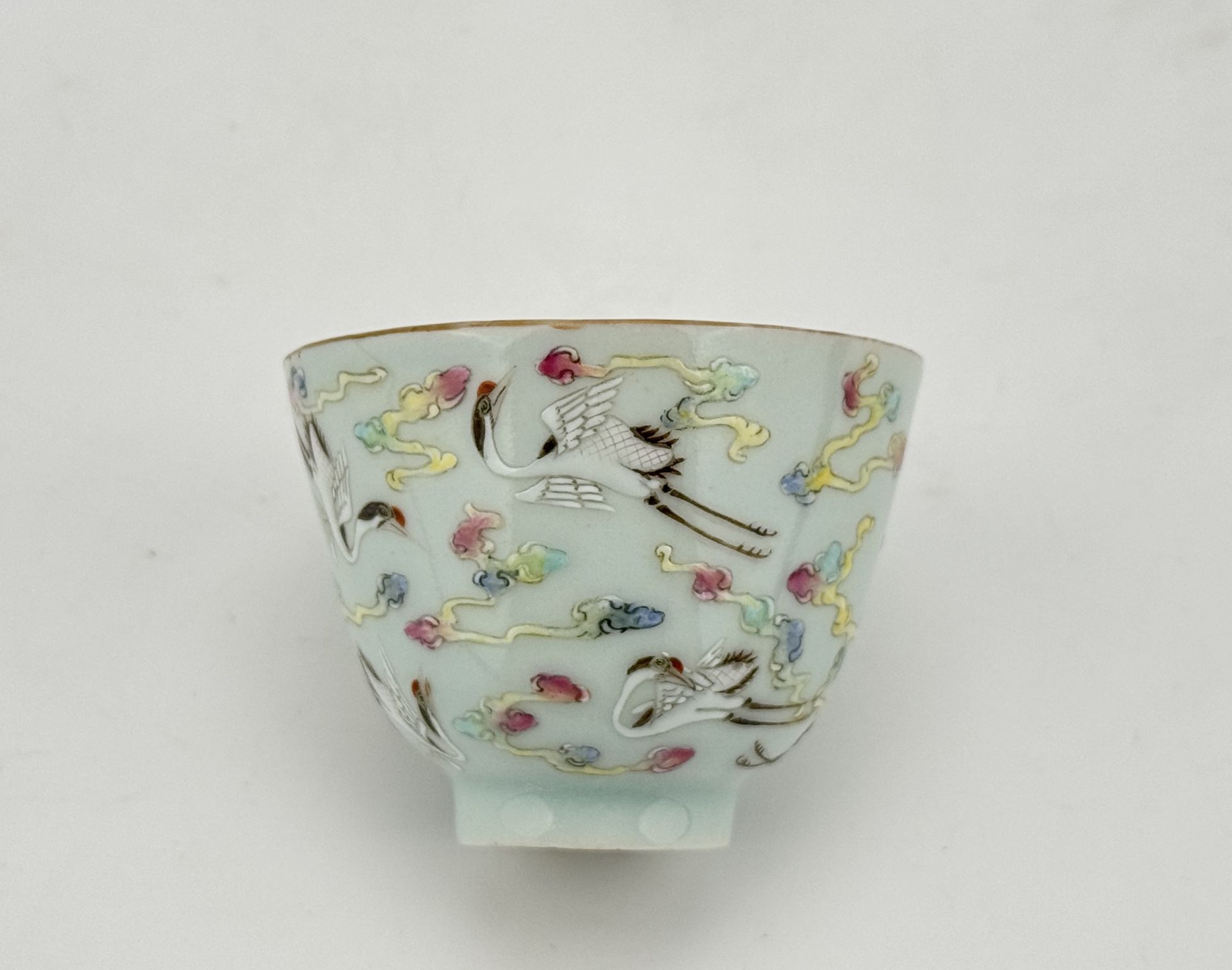 A Chinese Famille Rose cup, 19TH/20TH Century Pr. - Bild 2 aus 4